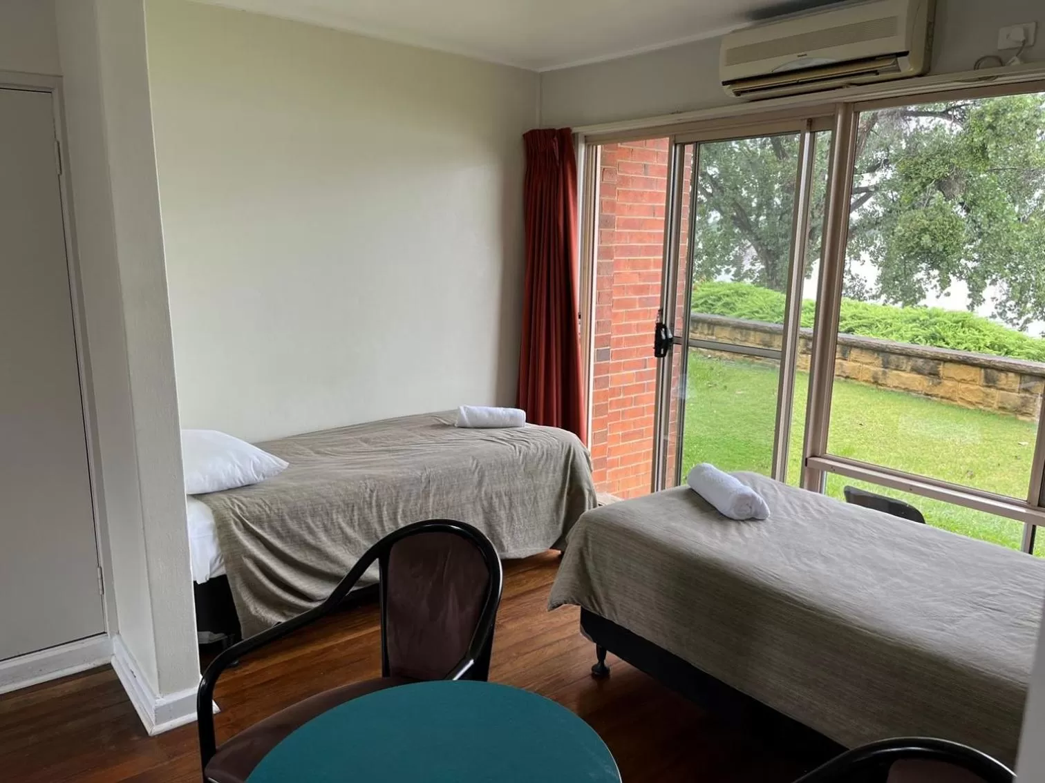 River view, Bed in Crown Hotel Motel