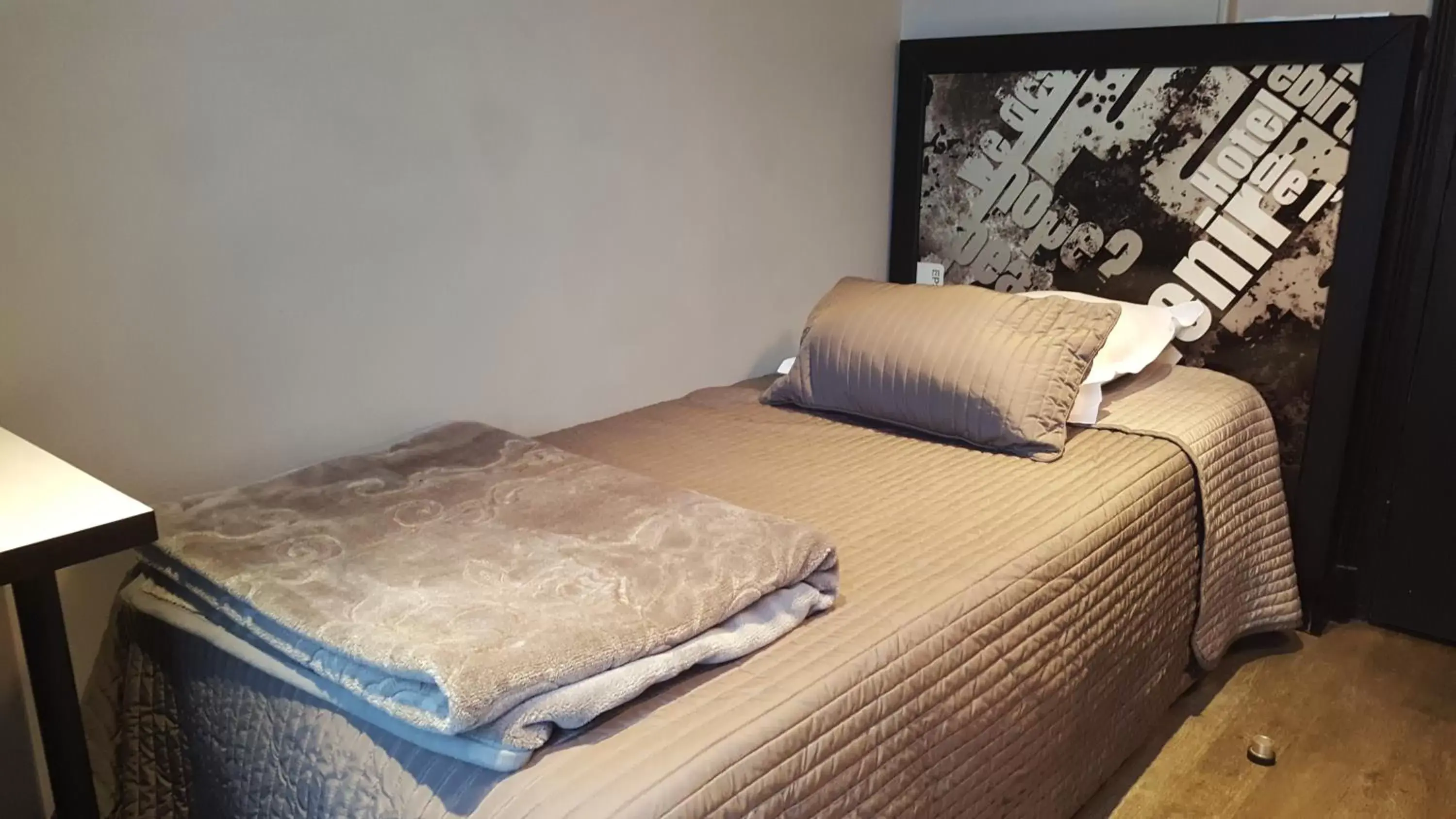 Bedroom, Bed in Café Hôtel de l'Avenir Bedroom, Bed in Café Hôtel de l'Avenir