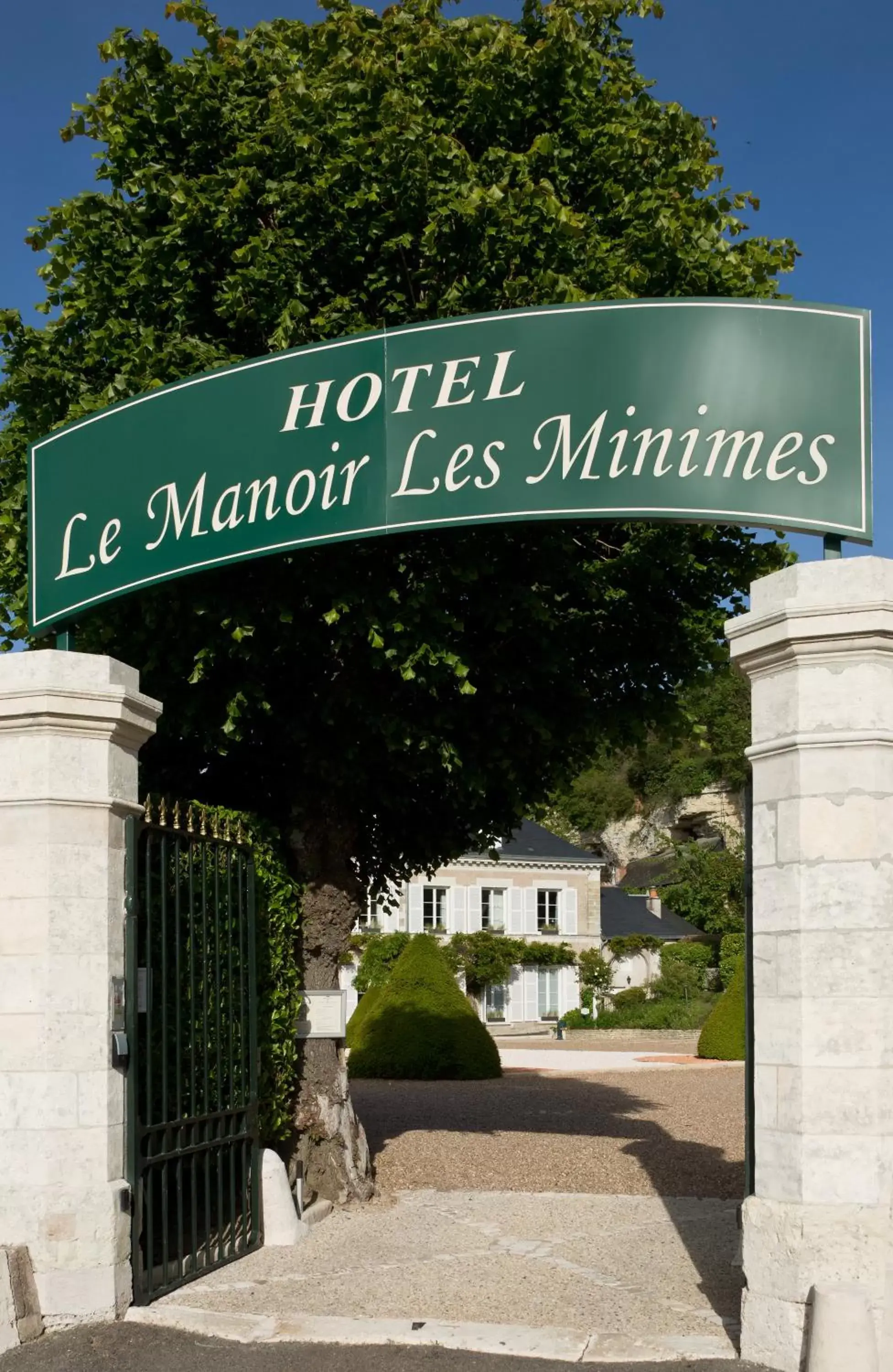 Facade/entrance in Le Manoir Les Minimes