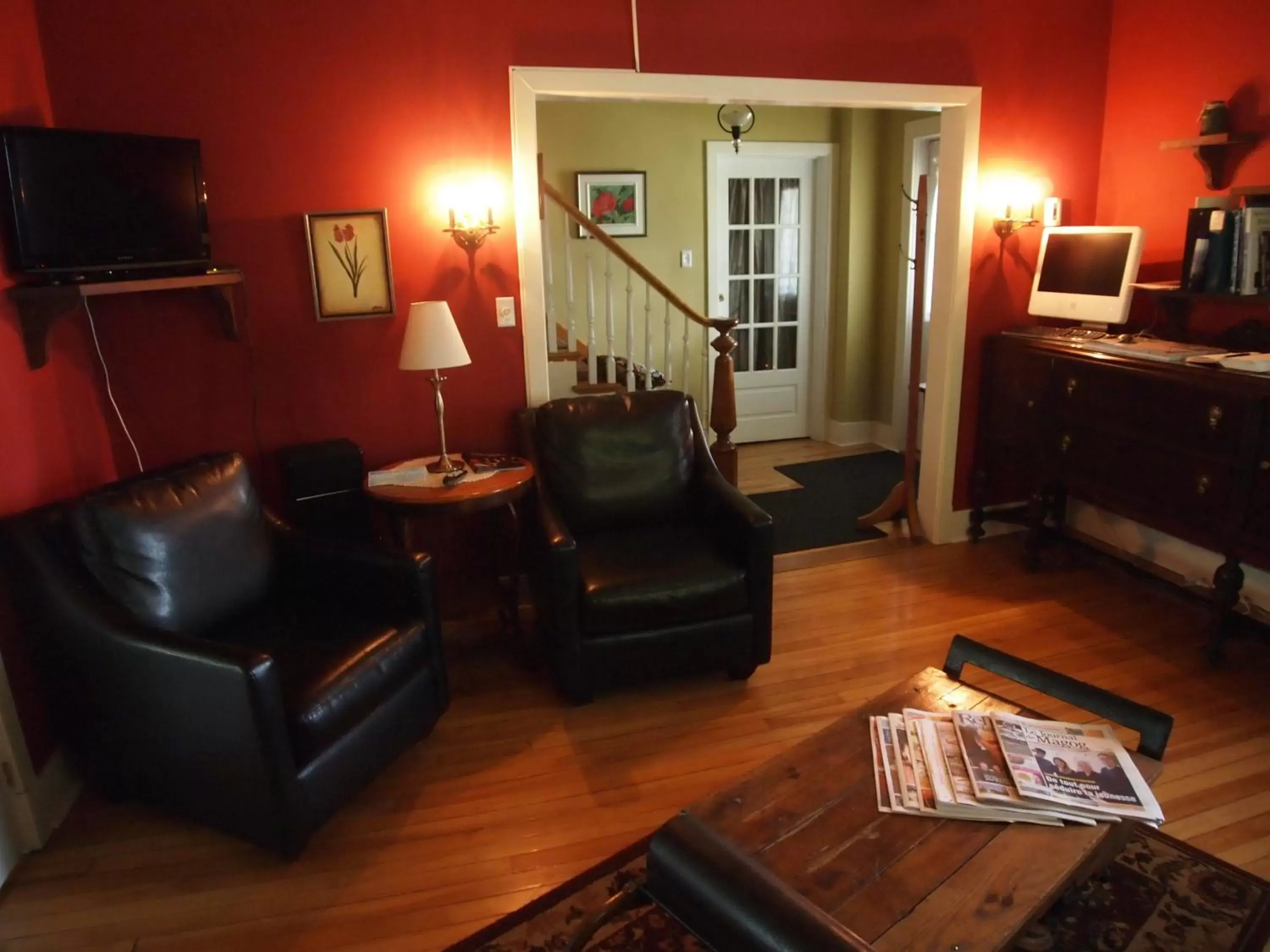 Communal lounge/ TV room, Seating Area in Au Manoir de la rue Merry