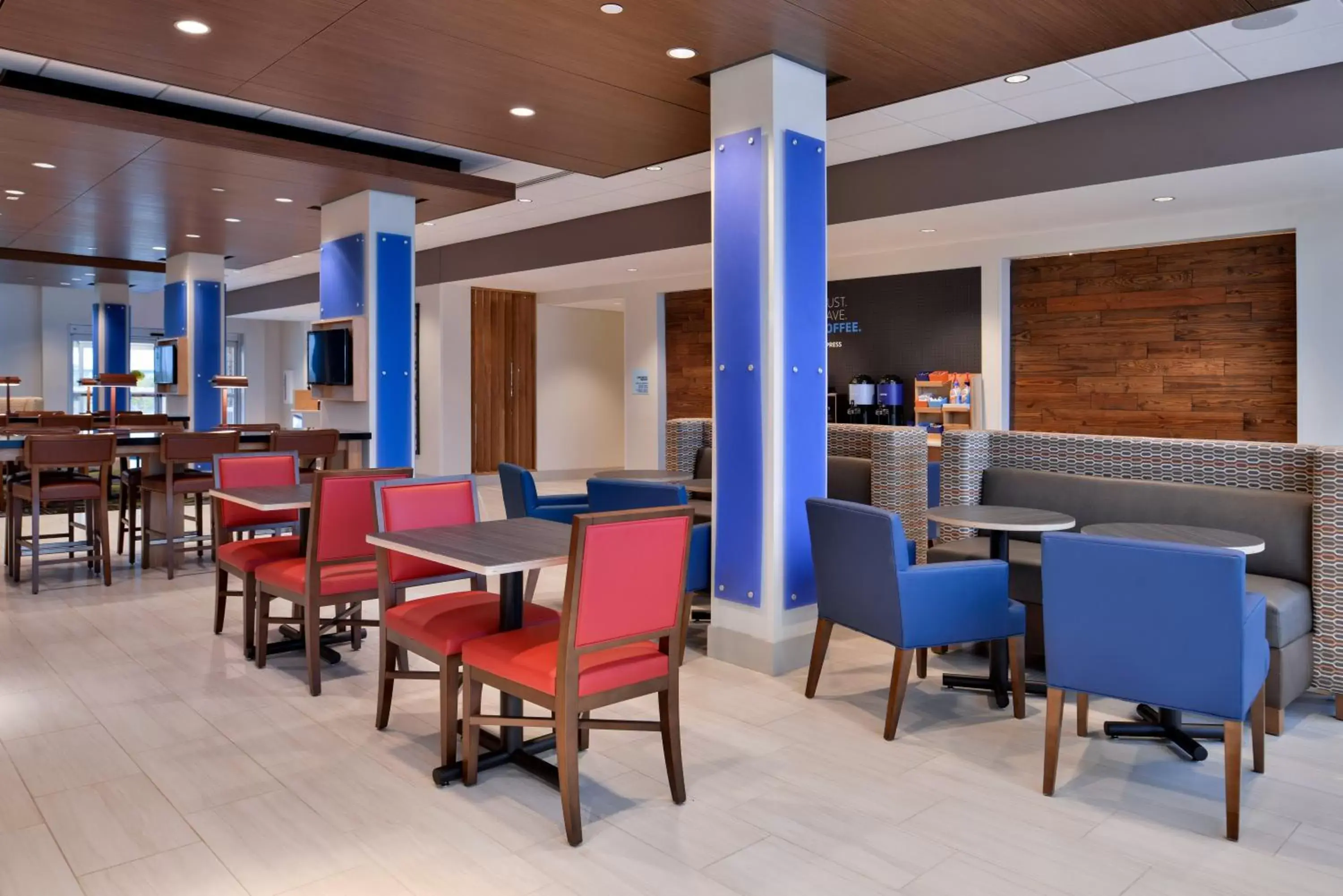 Lobby or reception, Restaurant/Places to Eat in Holiday Inn Express & Suites - Marshalltown, an IHG Hotel