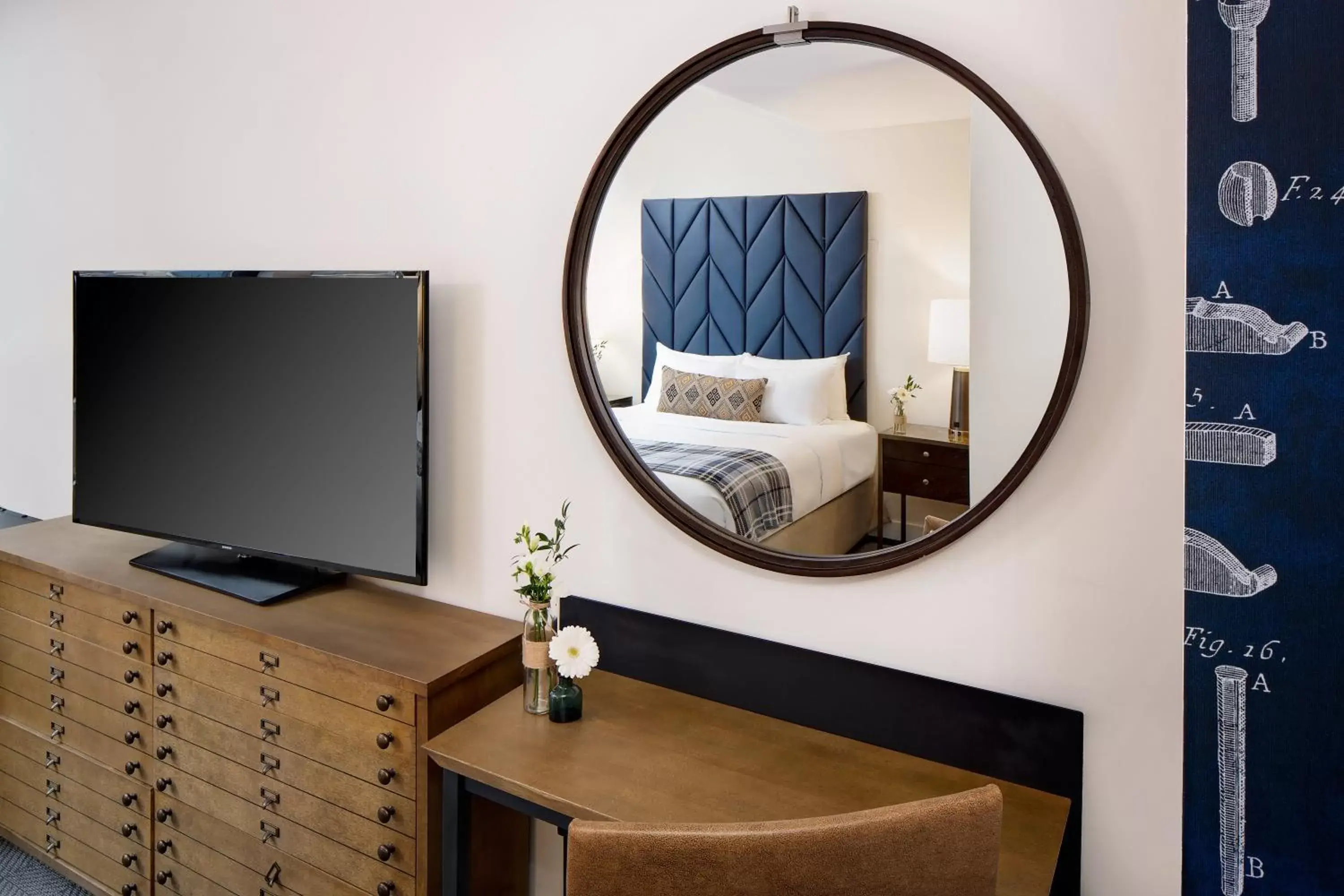 Photo of the whole room, TV/Entertainment Center in Hotel Indigo Boston Garden, an IHG Hotel