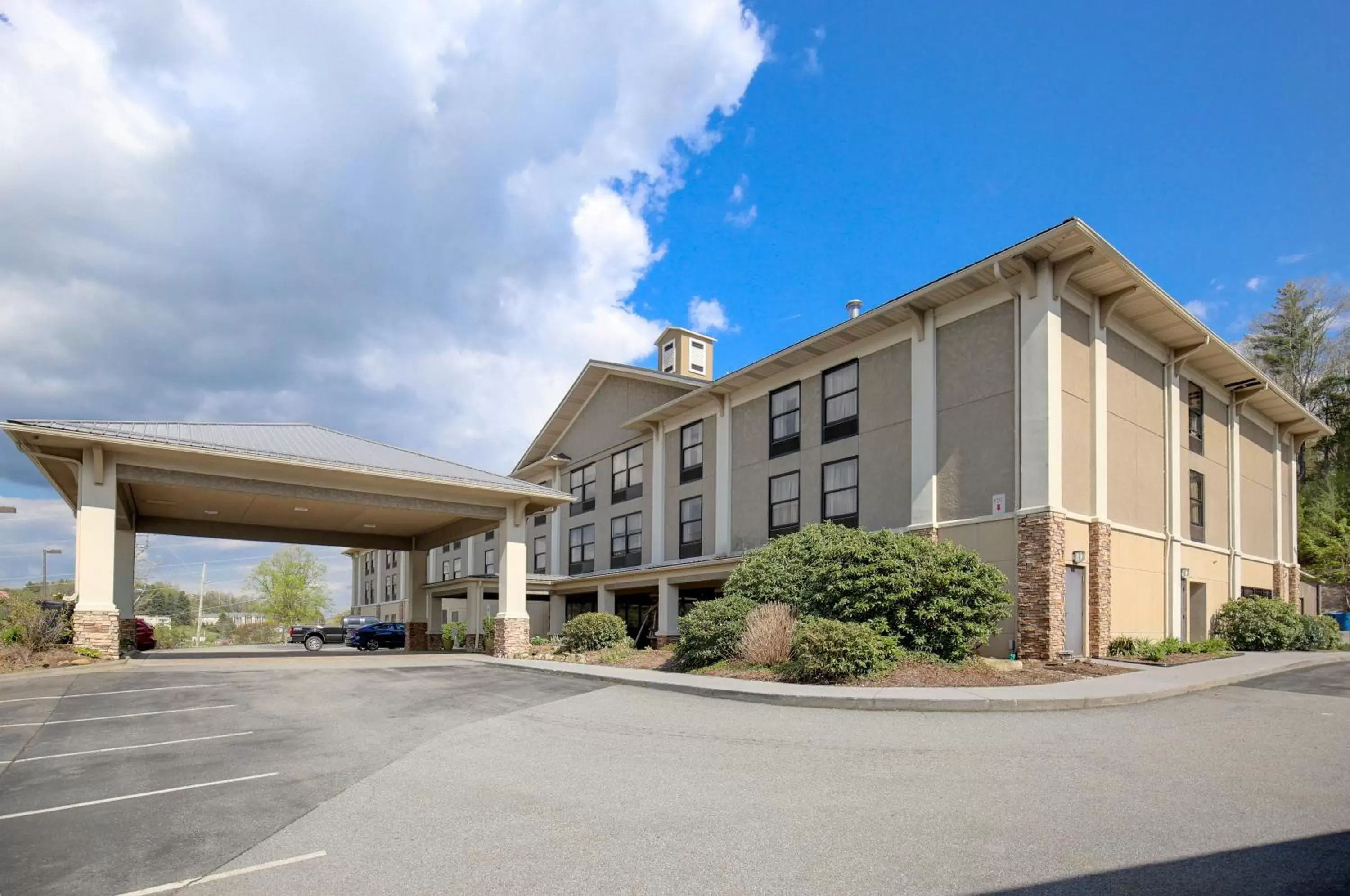 Facade/entrance, Property Building in Quality Inn & Suites Boone - University Area