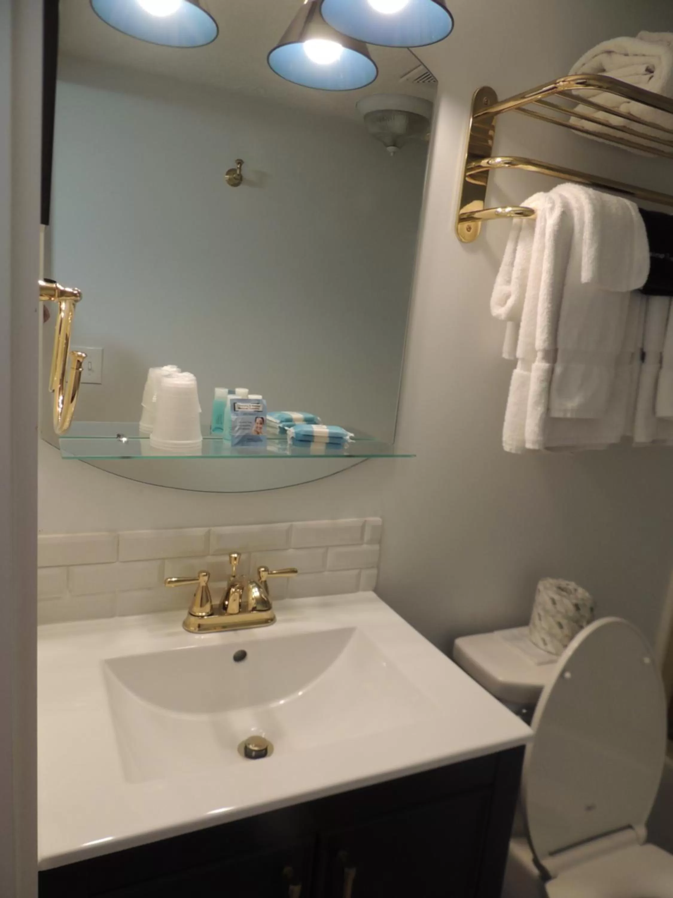 Bathroom in White Caps Motel and RV Park