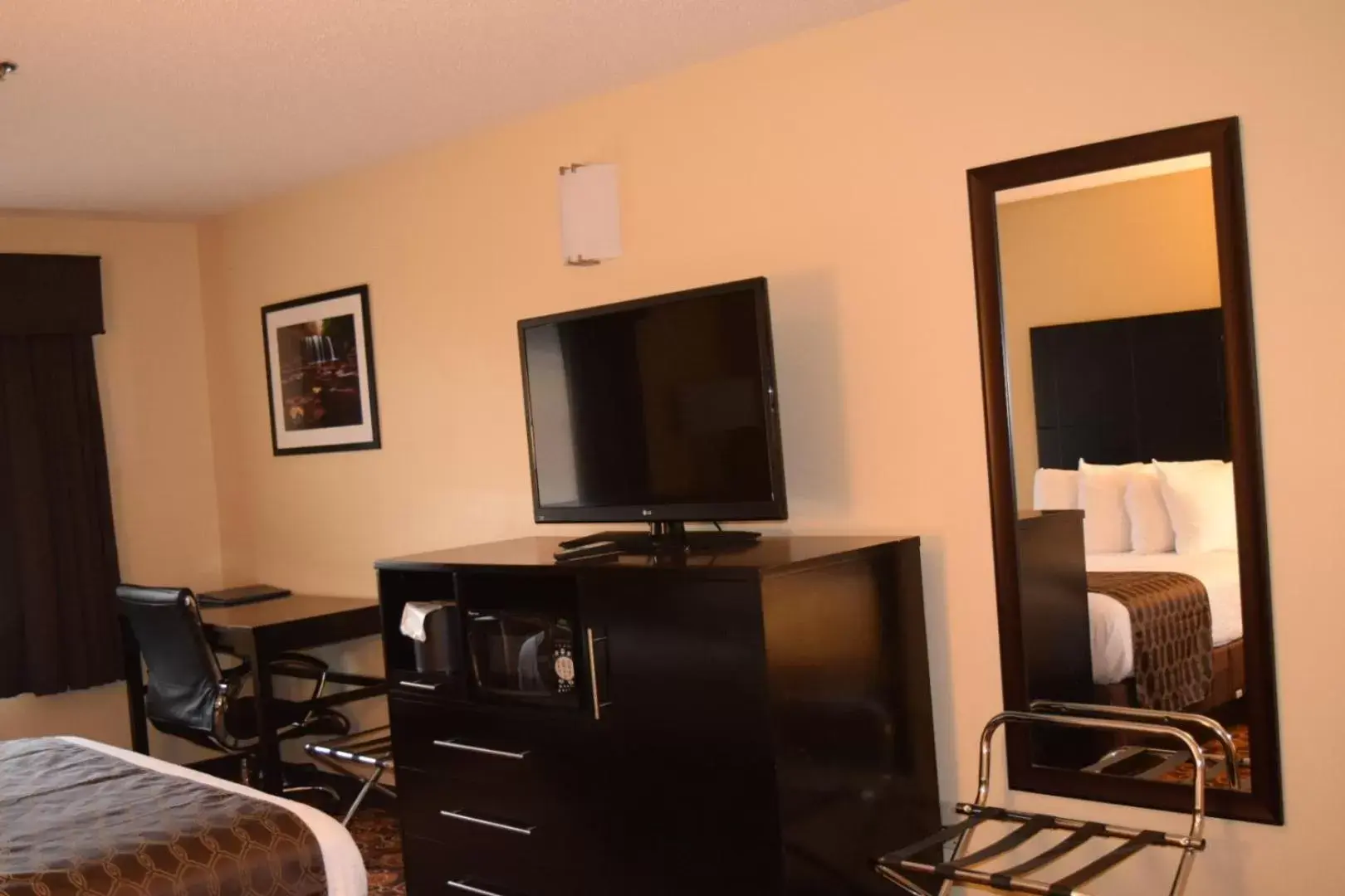 TV and multimedia, TV/Entertainment Center in Best Western Monticello