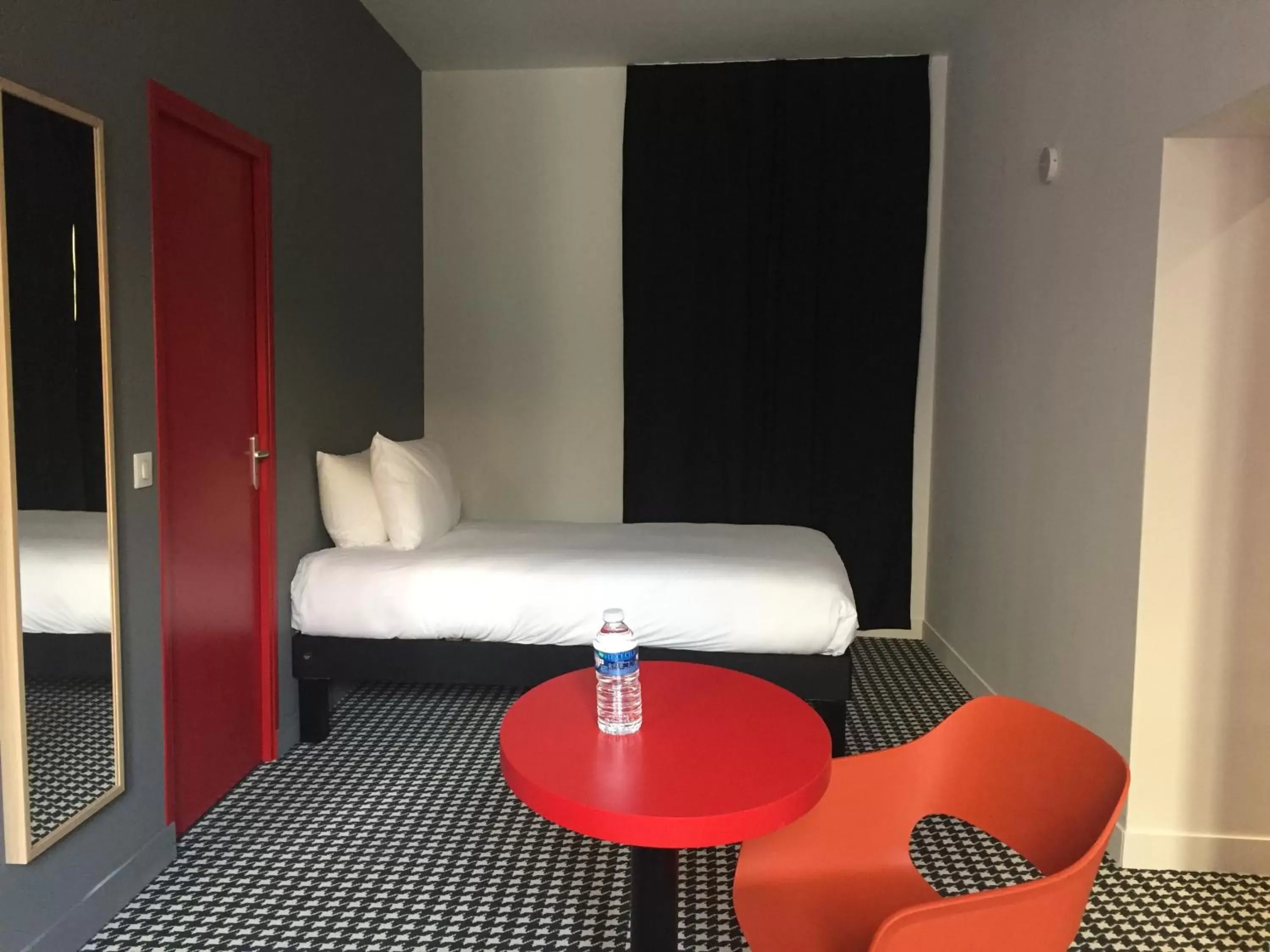 Photo of the whole room, Bed in ibis Styles Marseille Vieux Port