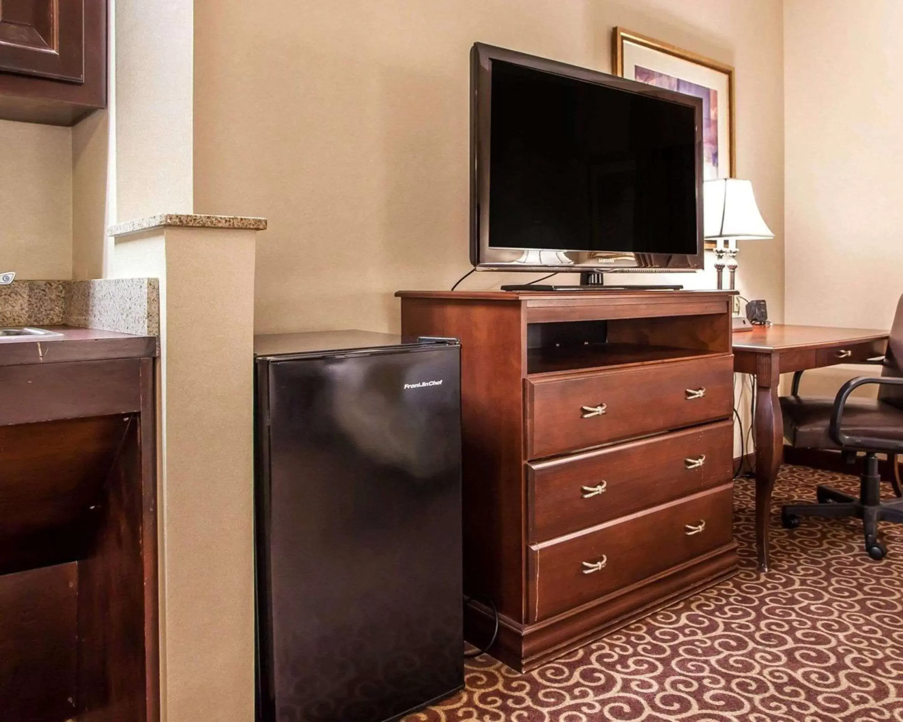 Bedroom, TV/Entertainment Center in Comfort Suites East Brunswick - South River