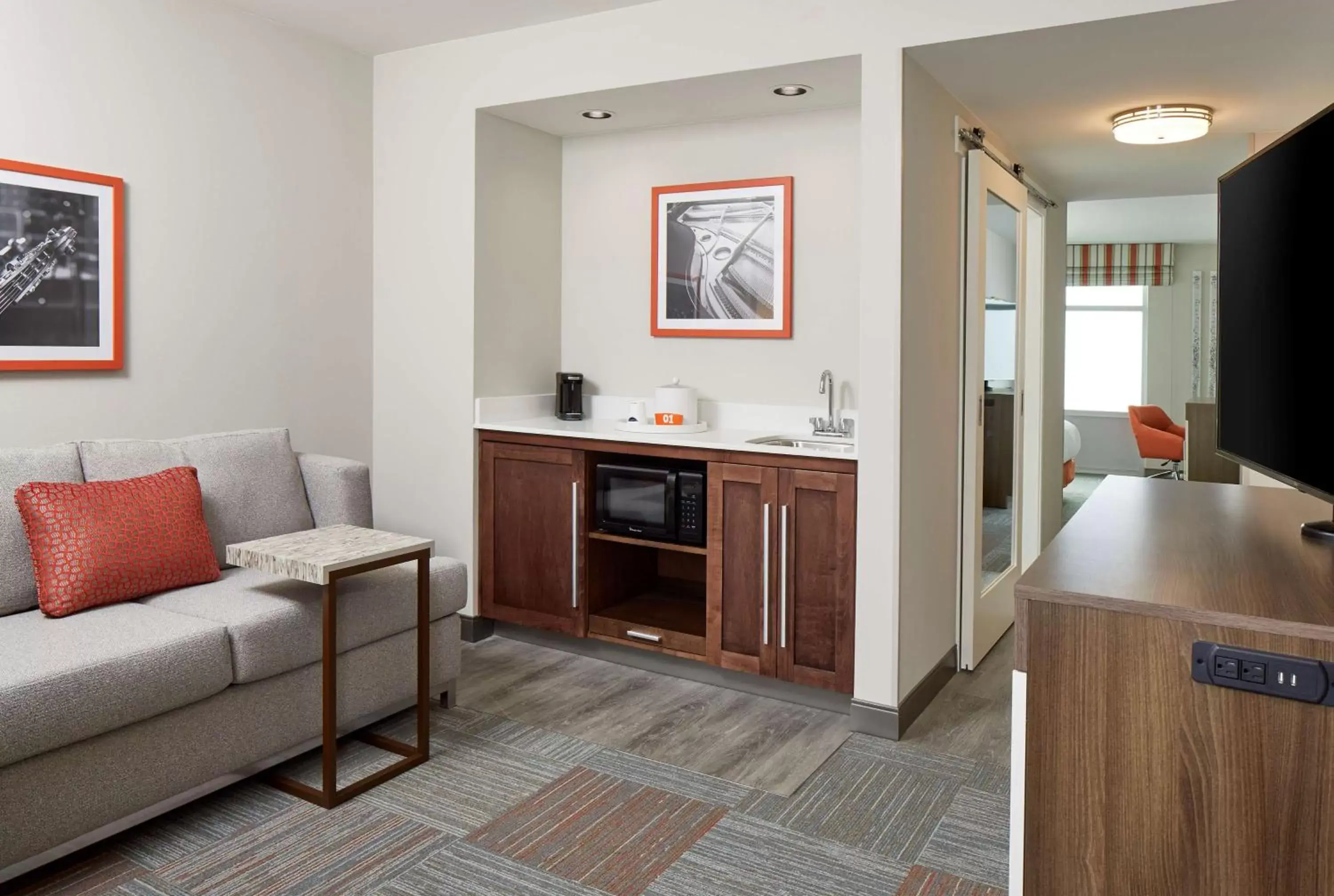 Living room, Kitchen/Kitchenette in Hampton Inn & Suites Atlanta-Midtown, Ga