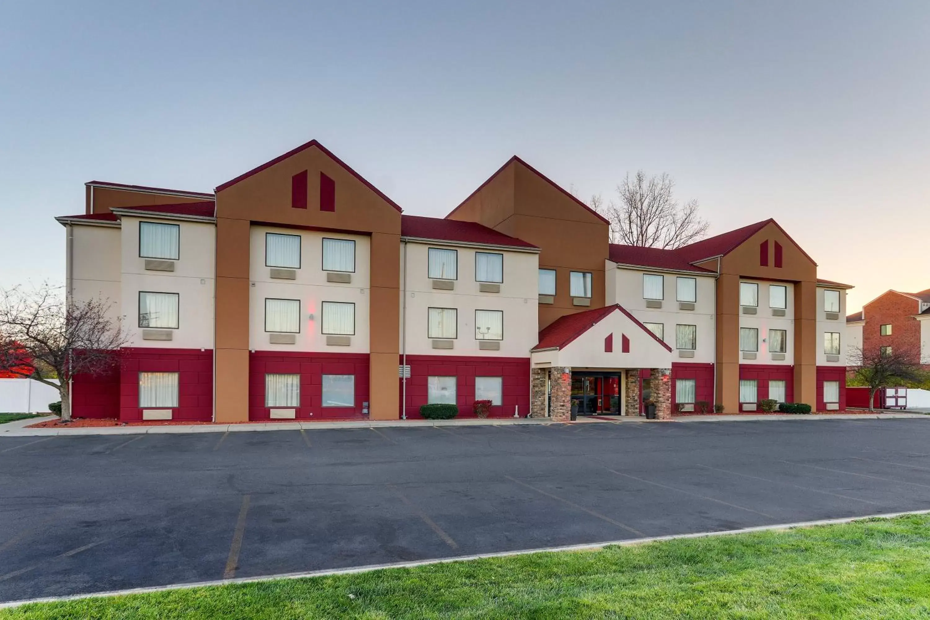 Property Building in Red Roof Inn Springfield, OH