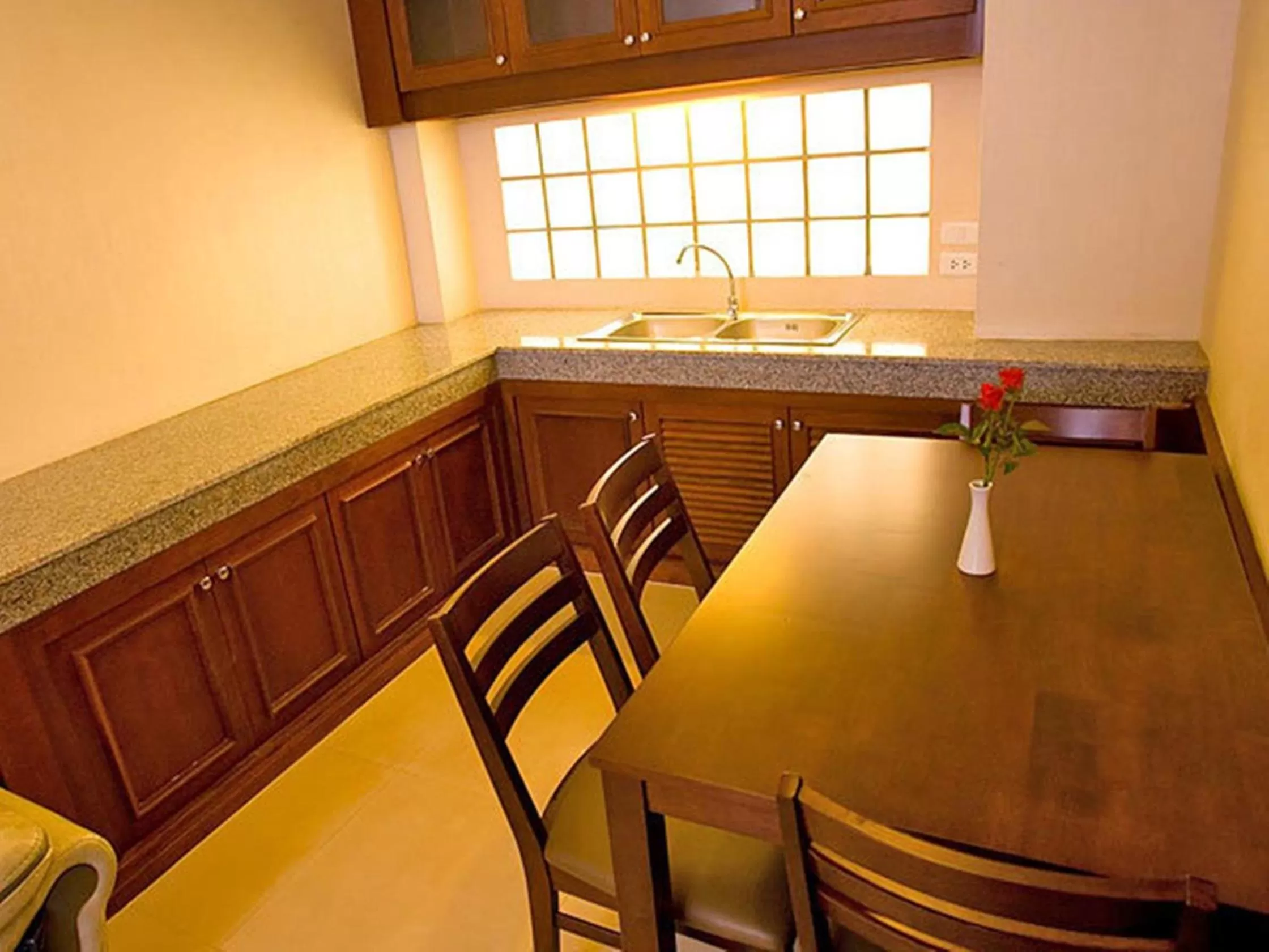 Dining area in Convenient Park Bangkok