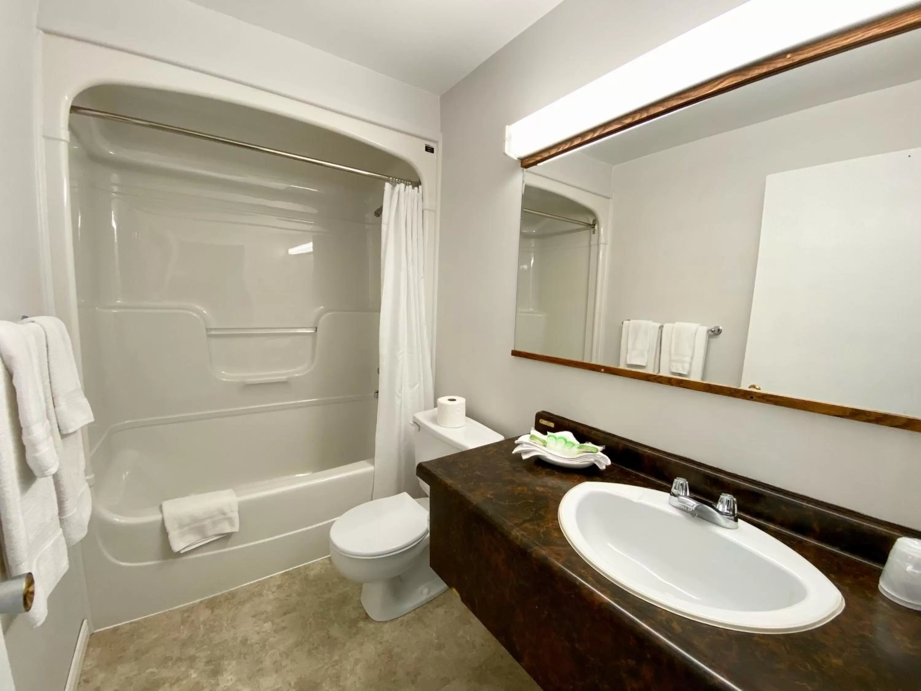 Bathroom in New Age Inn - Voyageur