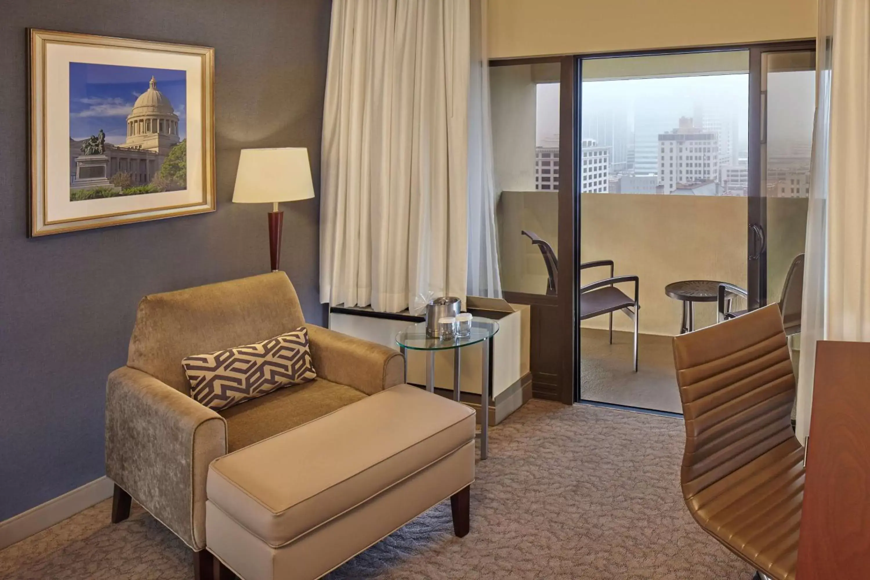 Living room, Seating Area in DoubleTree by Hilton Little Rock