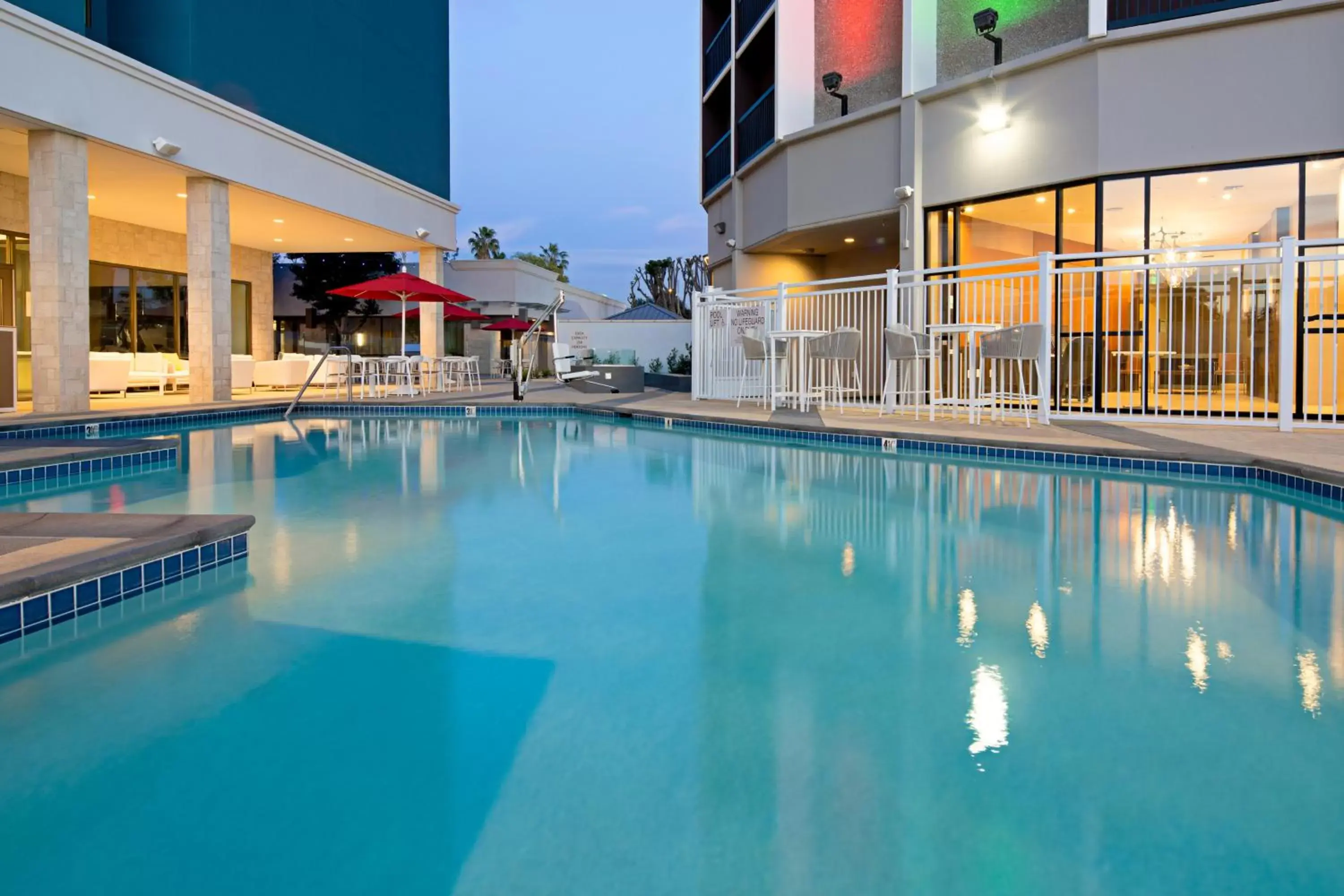 Hot Tub, Swimming Pool in Holiday Inn Long Beach - Airport, an IHG Hotel