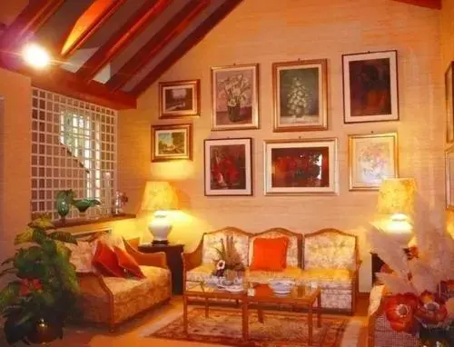 Communal lounge/ TV room, Seating Area in B&B Villa Liz Varese