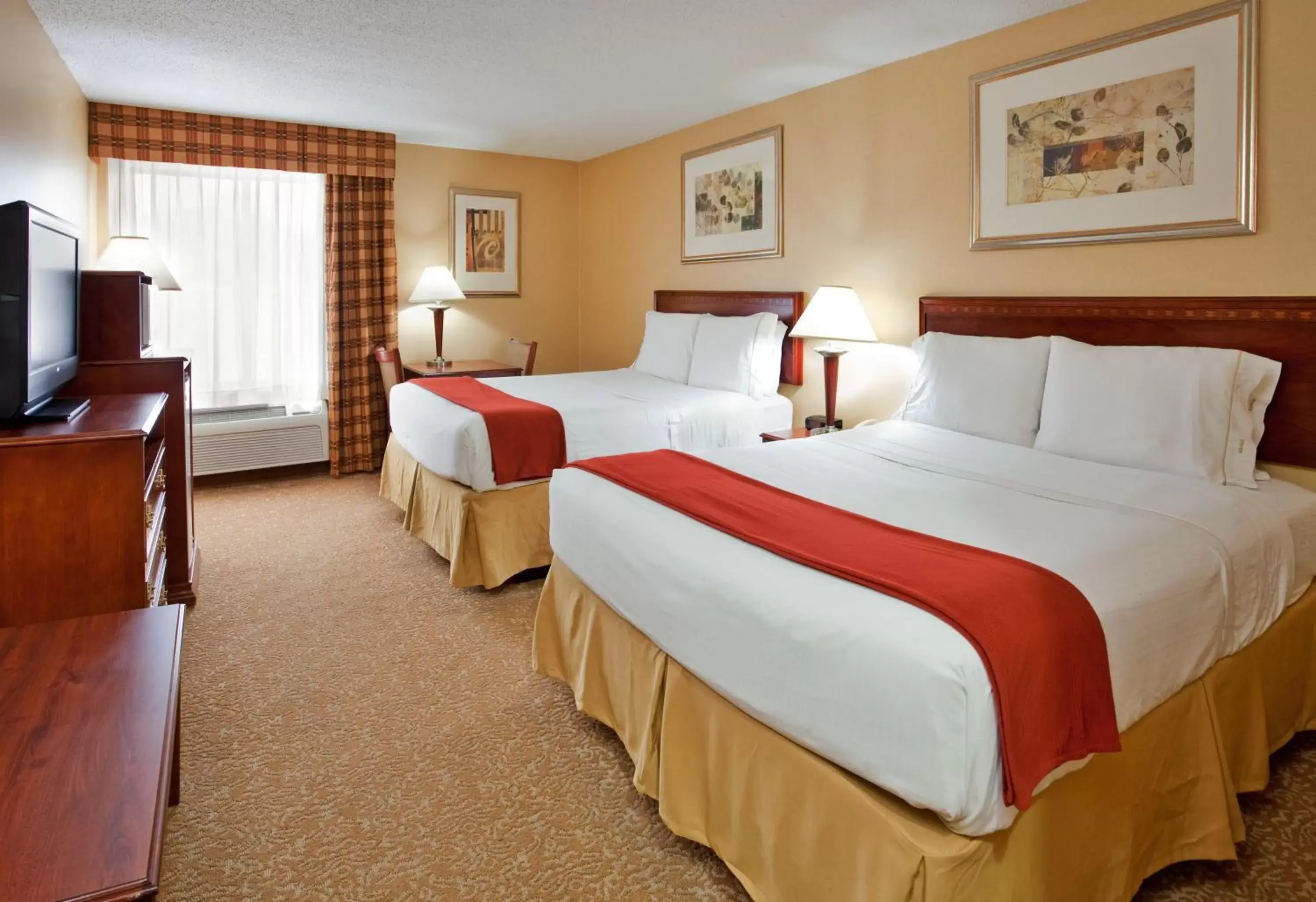 Photo of the whole room, Bed in Holiday Inn Express Hotel & Suites Fenton/I-44, an IHG Hotel