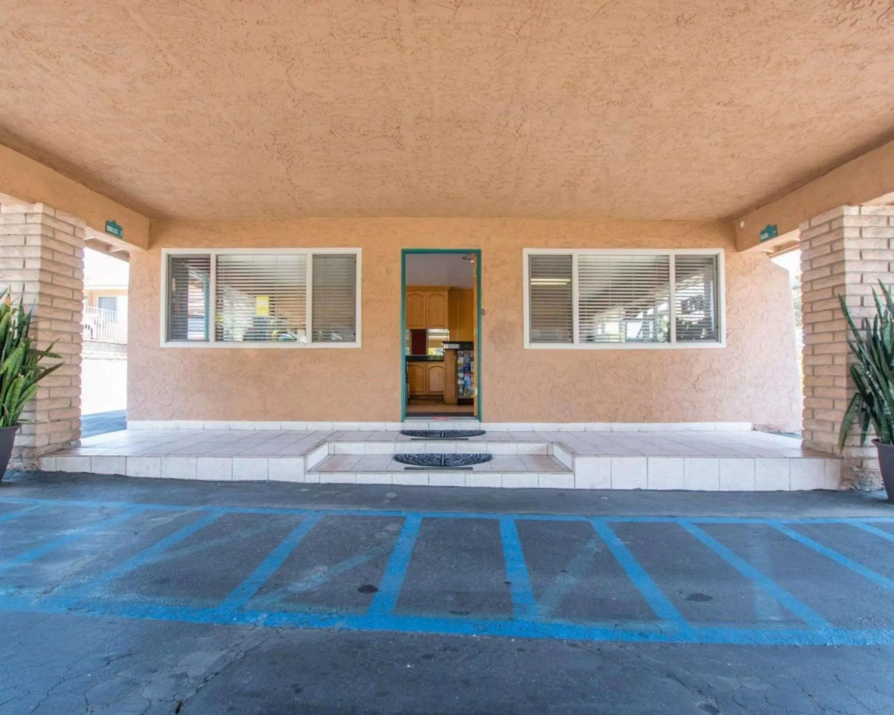 Property building in Rodeway Inn Fallbrook Downtown