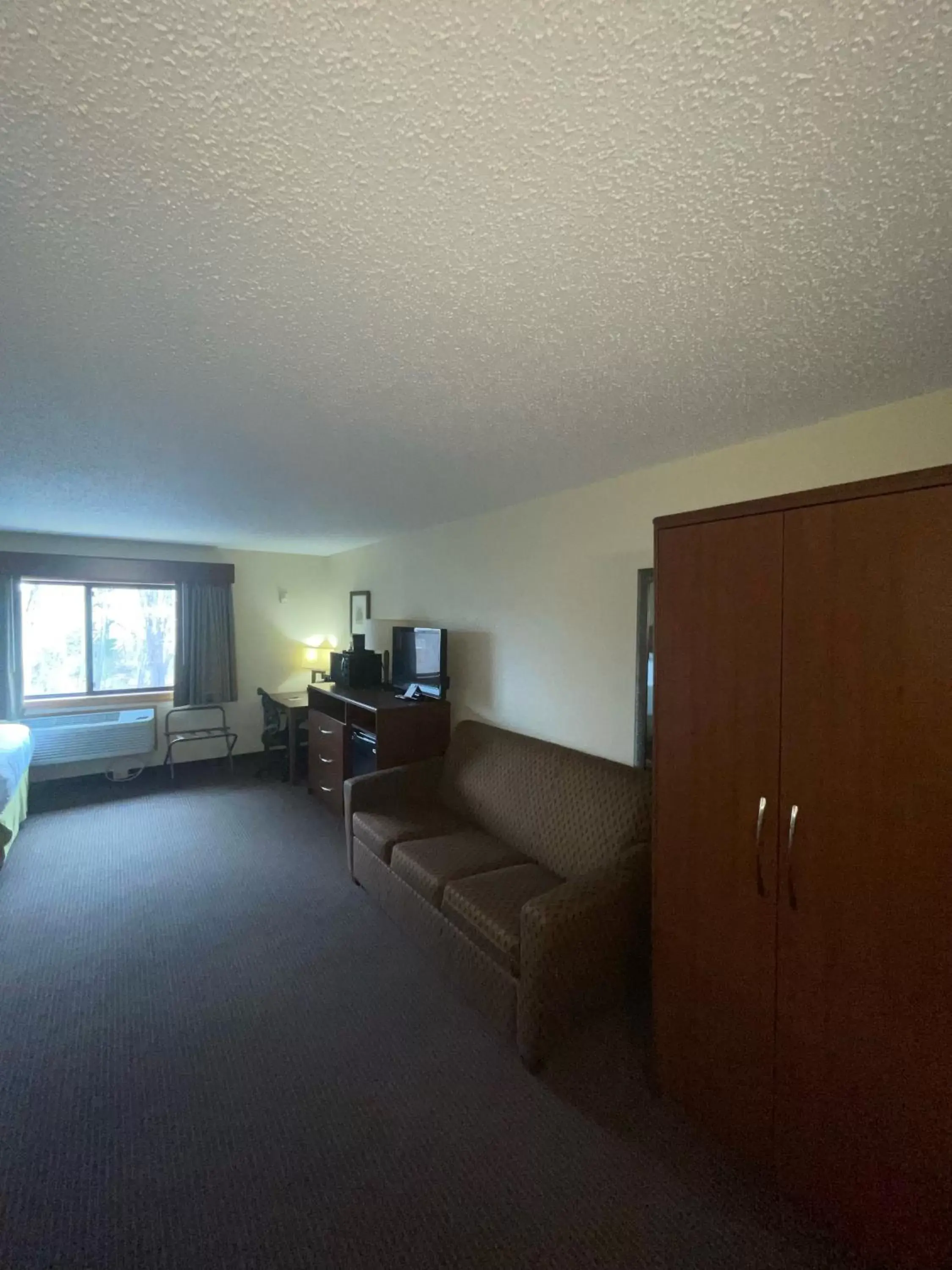 TV and multimedia, Seating Area in Cobblestone Hotel & Suites - Wisconsin Rapids