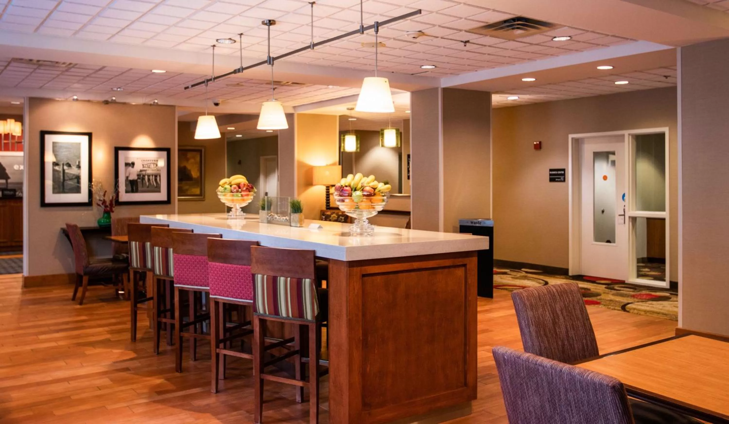 Dining area in Hampton Inn Gloucester