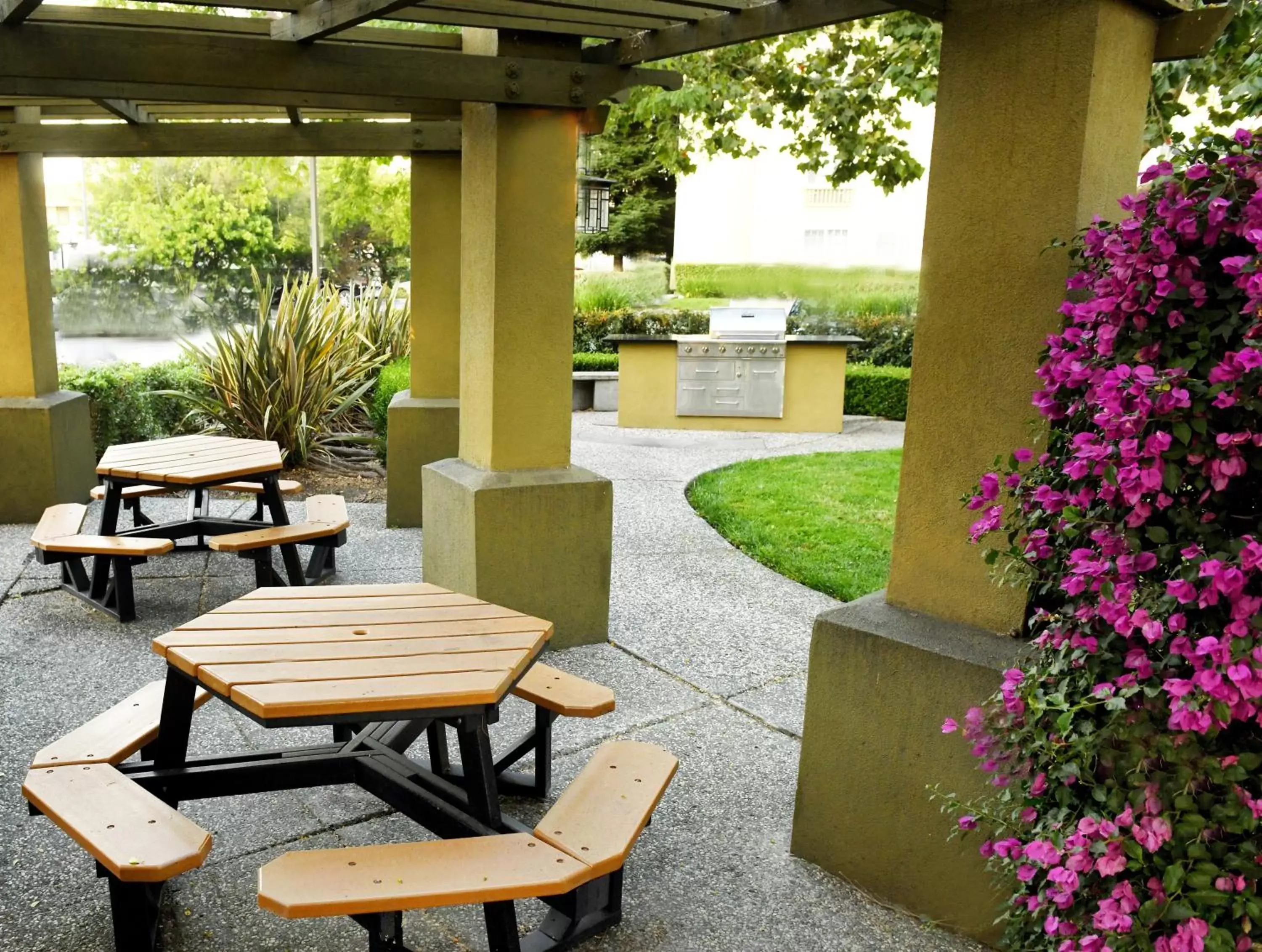 BBQ facilities in Larkspur Landing Sunnyvale-An All-Suite Hotel