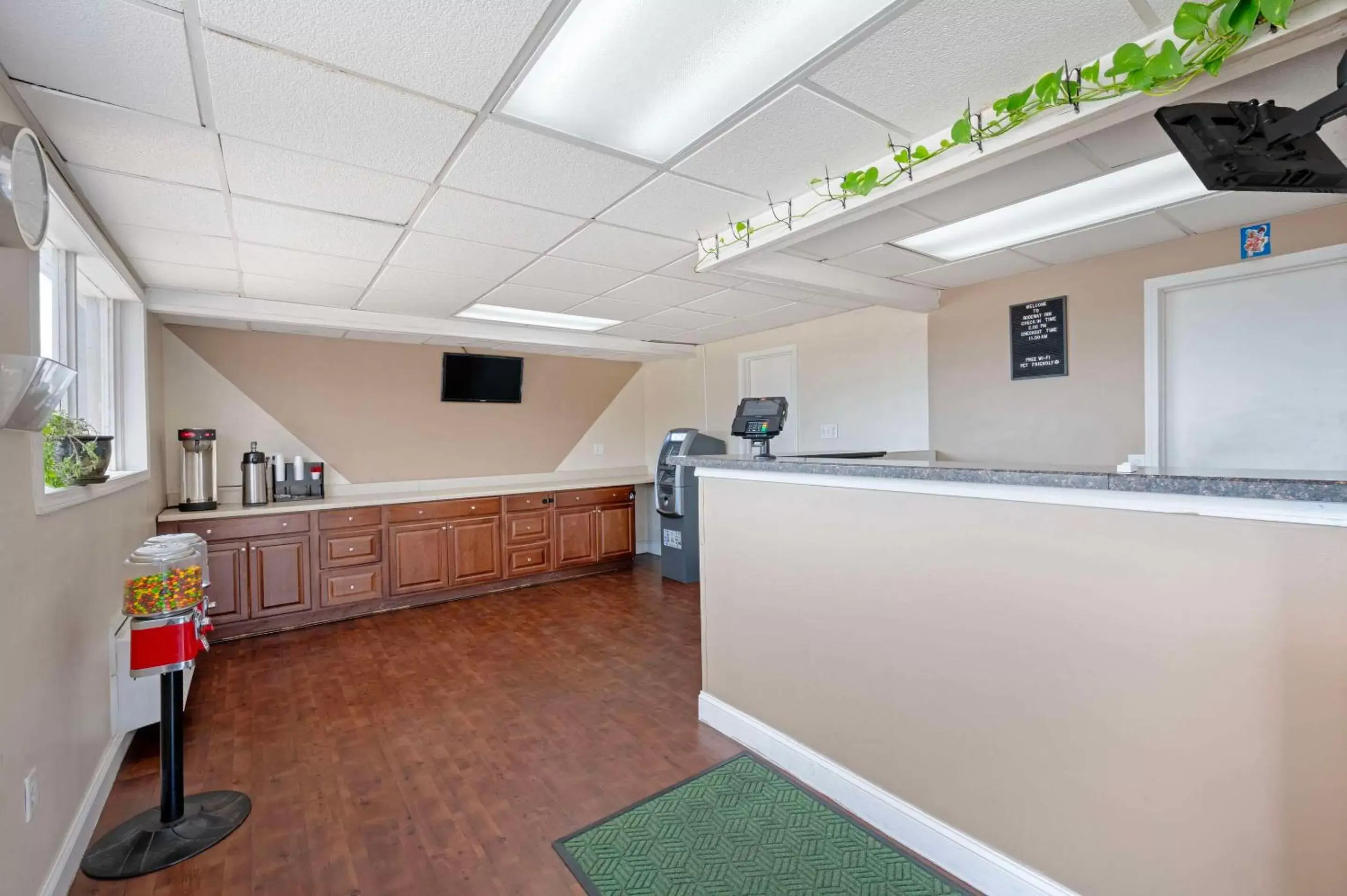 Lobby or reception, Kitchen/Kitchenette in Rodeway Inn Terre Haute