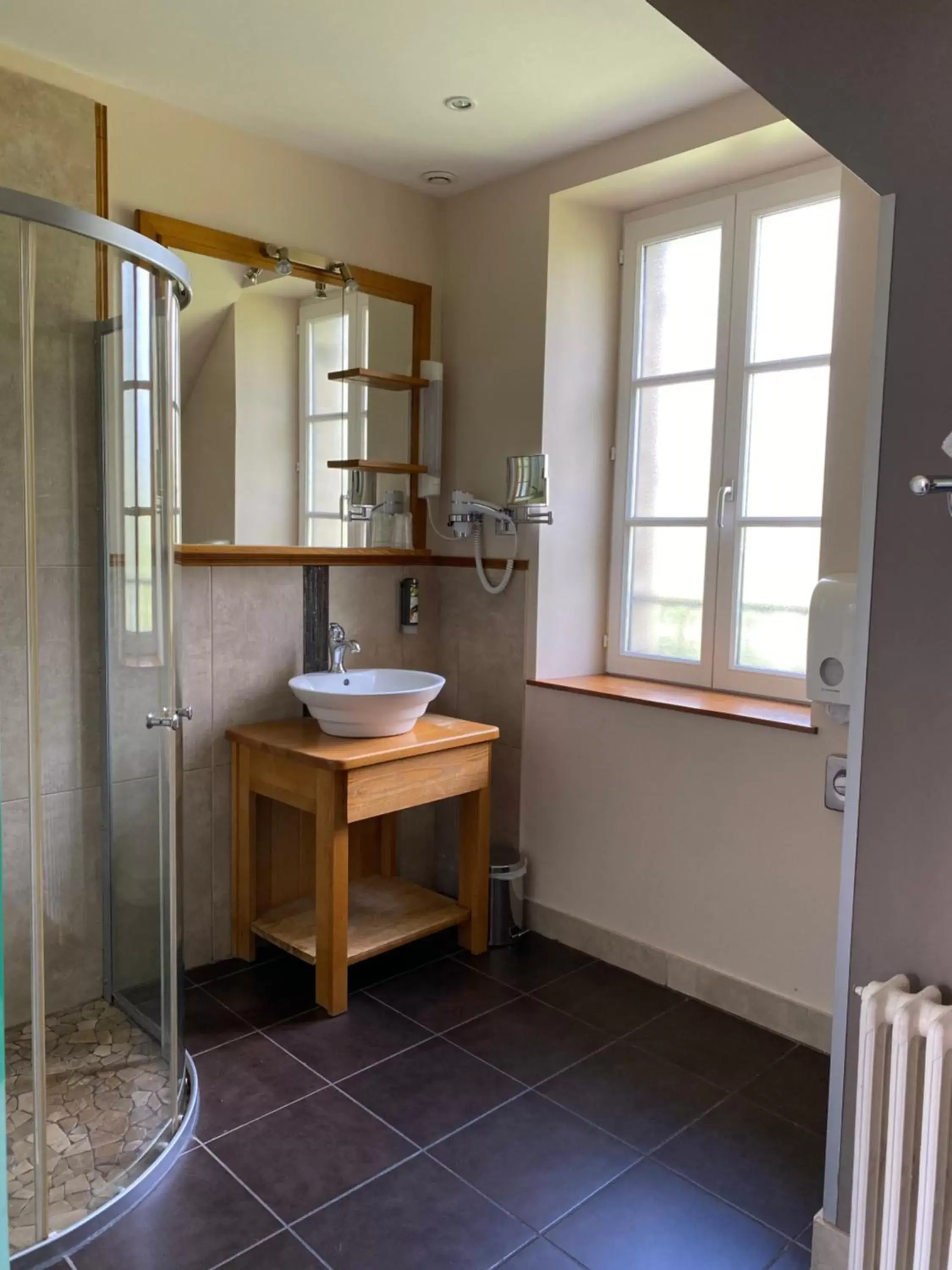 Bathroom in Hôtel La Vinaigrerie LOGIS