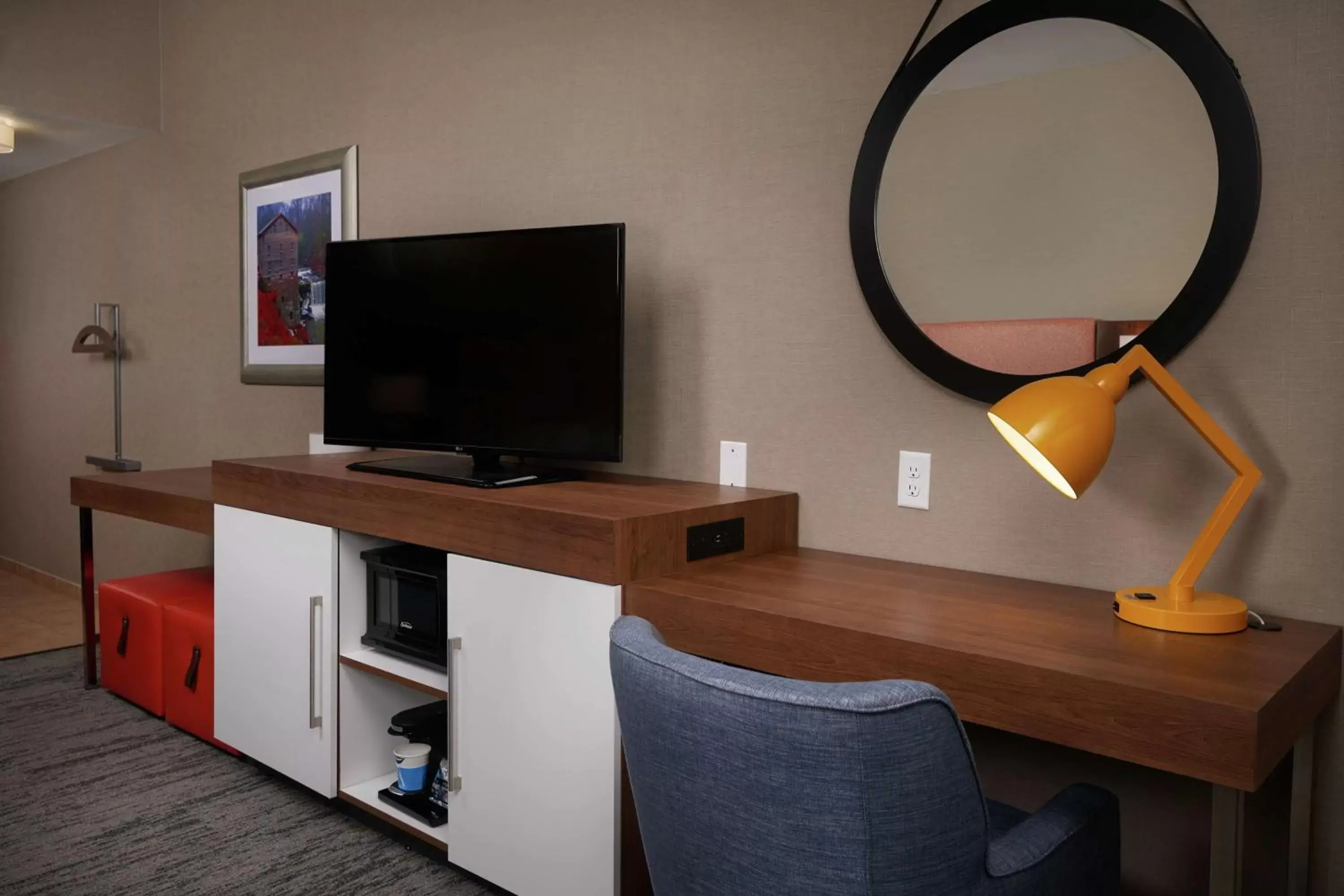 Bedroom, TV/Entertainment Center in Hampton Inn Youngstown West