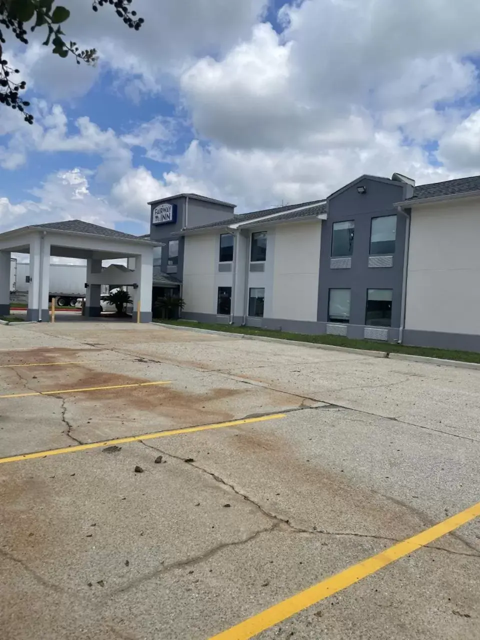 Property building in Fairway Inn Iowa-Lake Charles Property building in Fairway Inn Iowa-Lake Charles