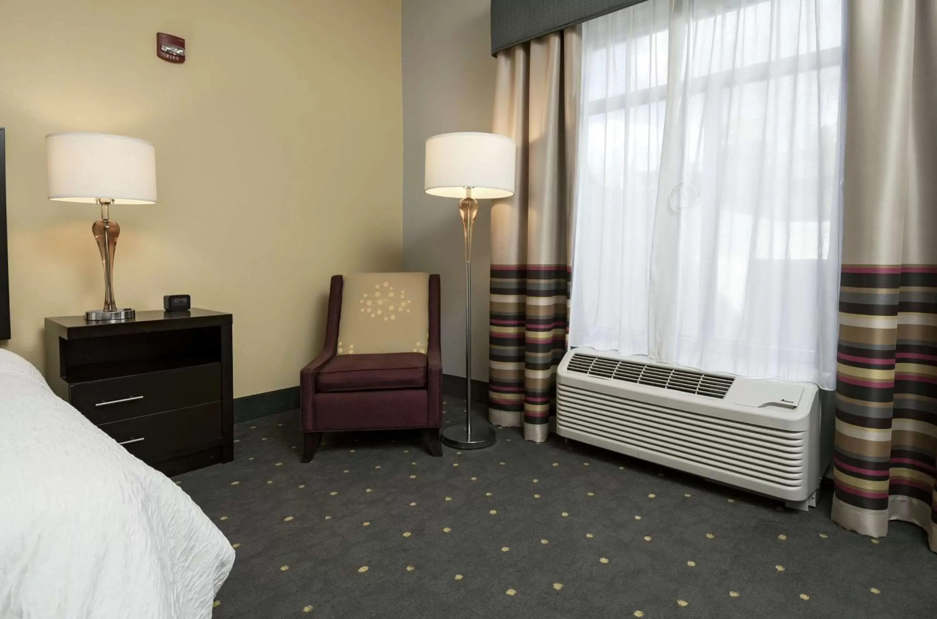 Bed, Seating Area in Hampton Inn & Suites - Raleigh Downtown