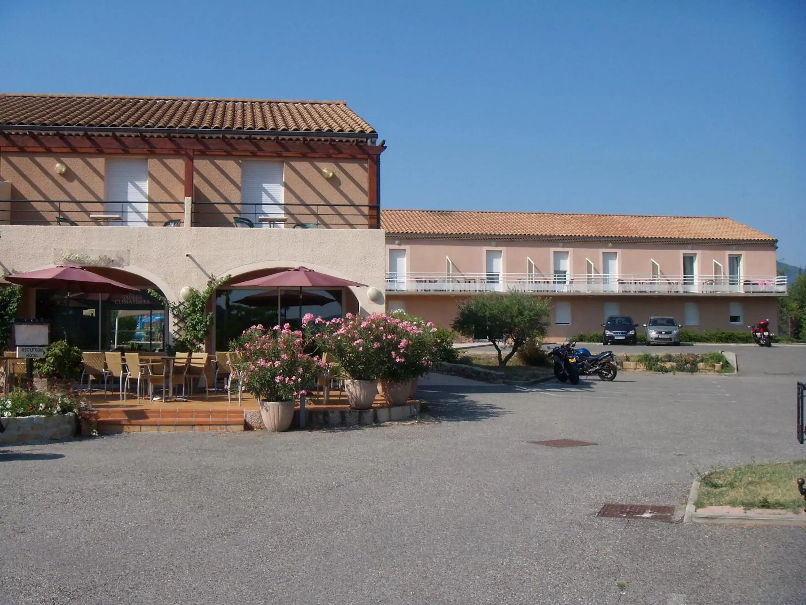 Facade/entrance, Property Building in Hotel Restaurant Les Chataigniers