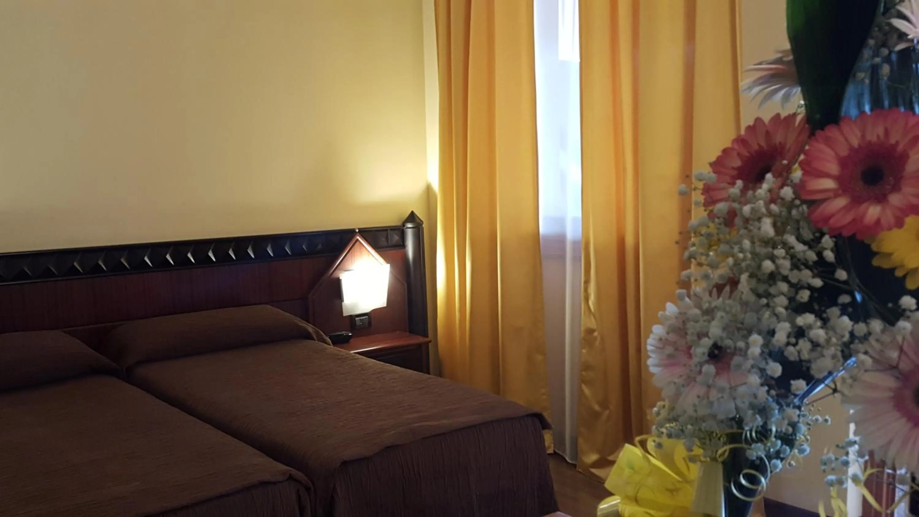 Day in Hotel Motel Flower