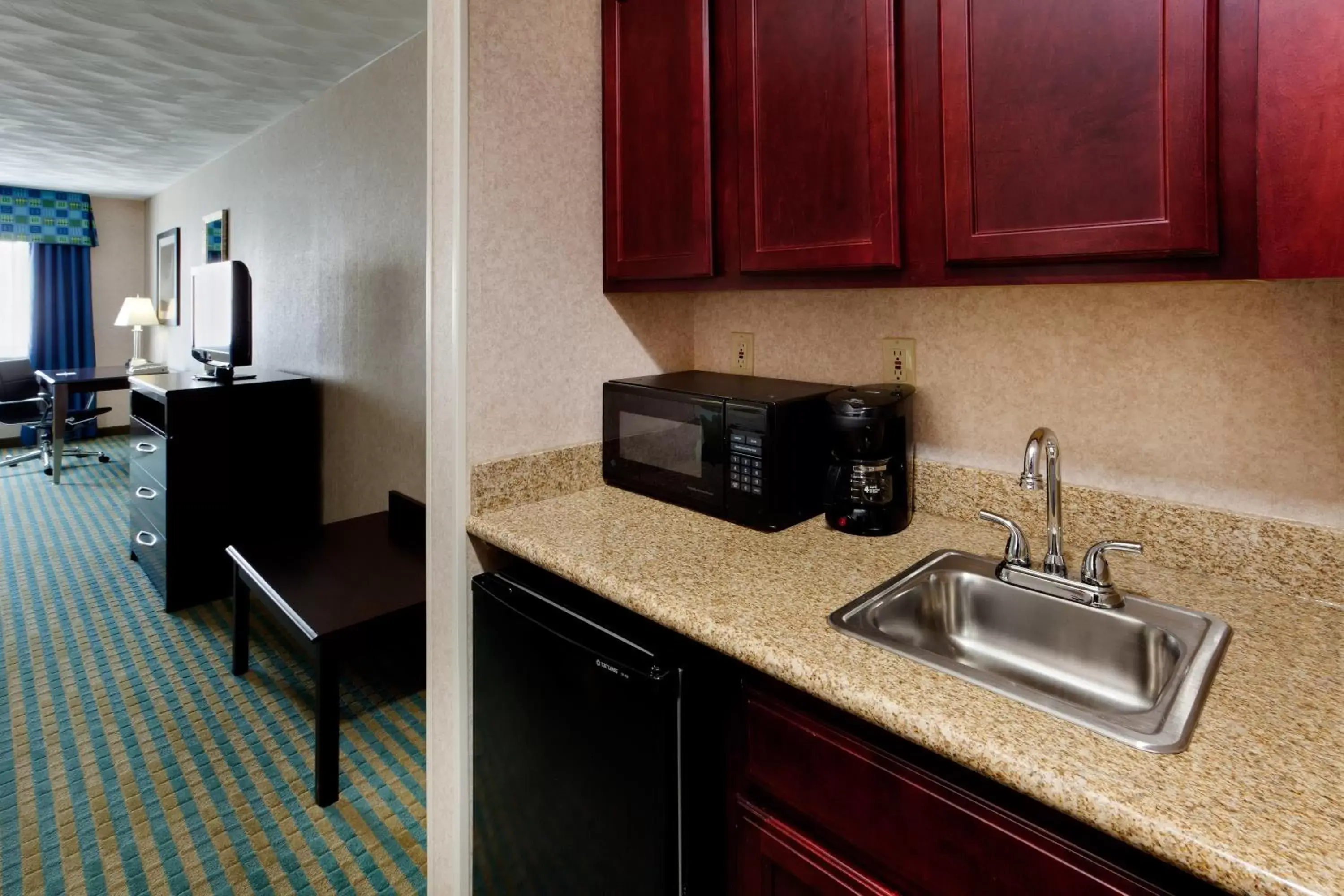 Coffee/tea facilities, Kitchen/Kitchenette in Holiday Inn Express & Suites Smithfield - Providence, an IHG Hotel