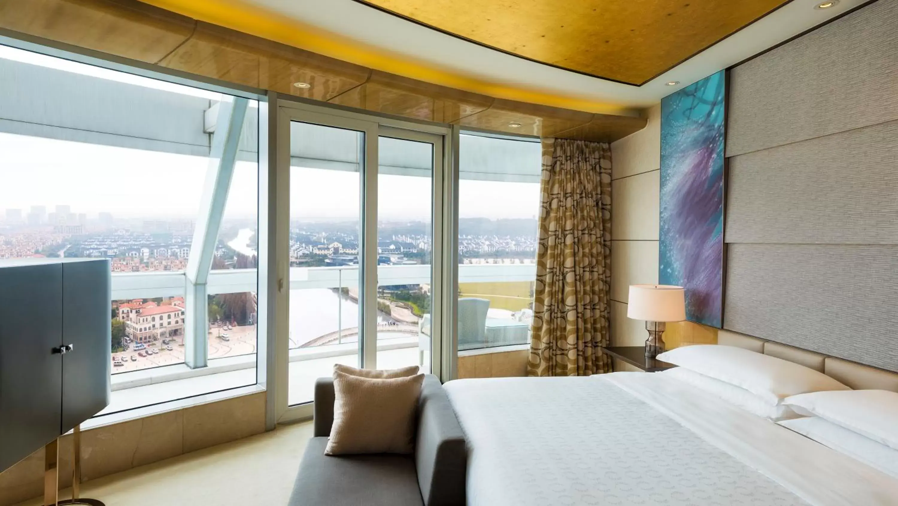 Bed, Mountain View in Sheraton Huzhou Taihu Lake Hot Spring Resort & Spa