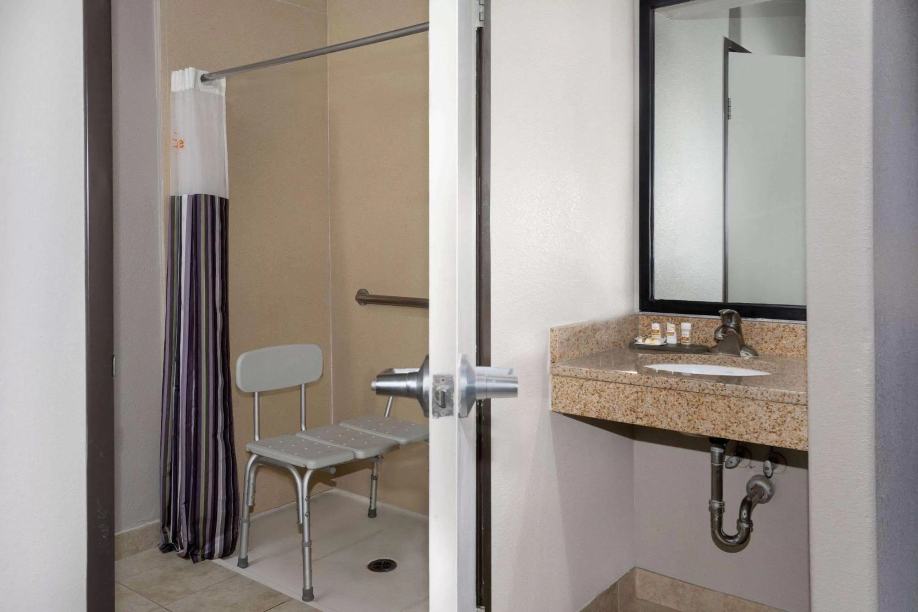 Bathroom in La Quinta by Wyndham Henderson-Northeast Denver