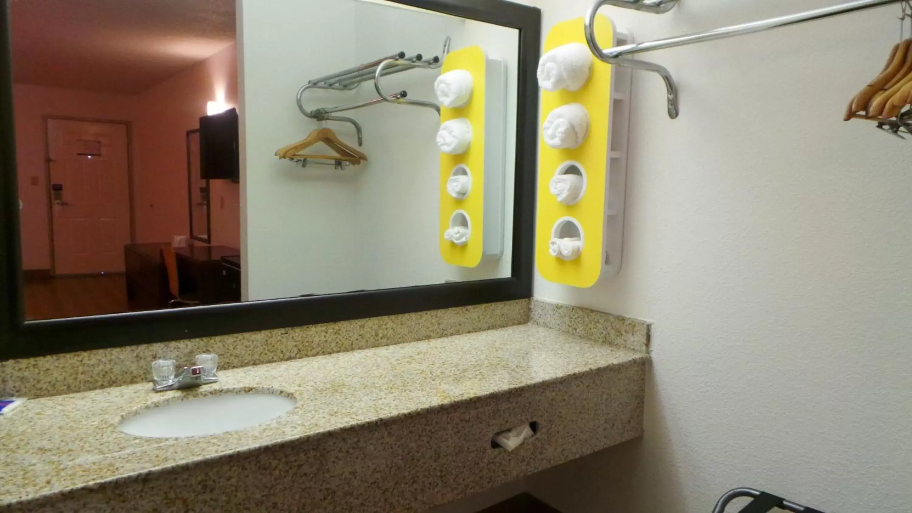 Area and facilities, Bathroom in Motel 6-Covington, TN