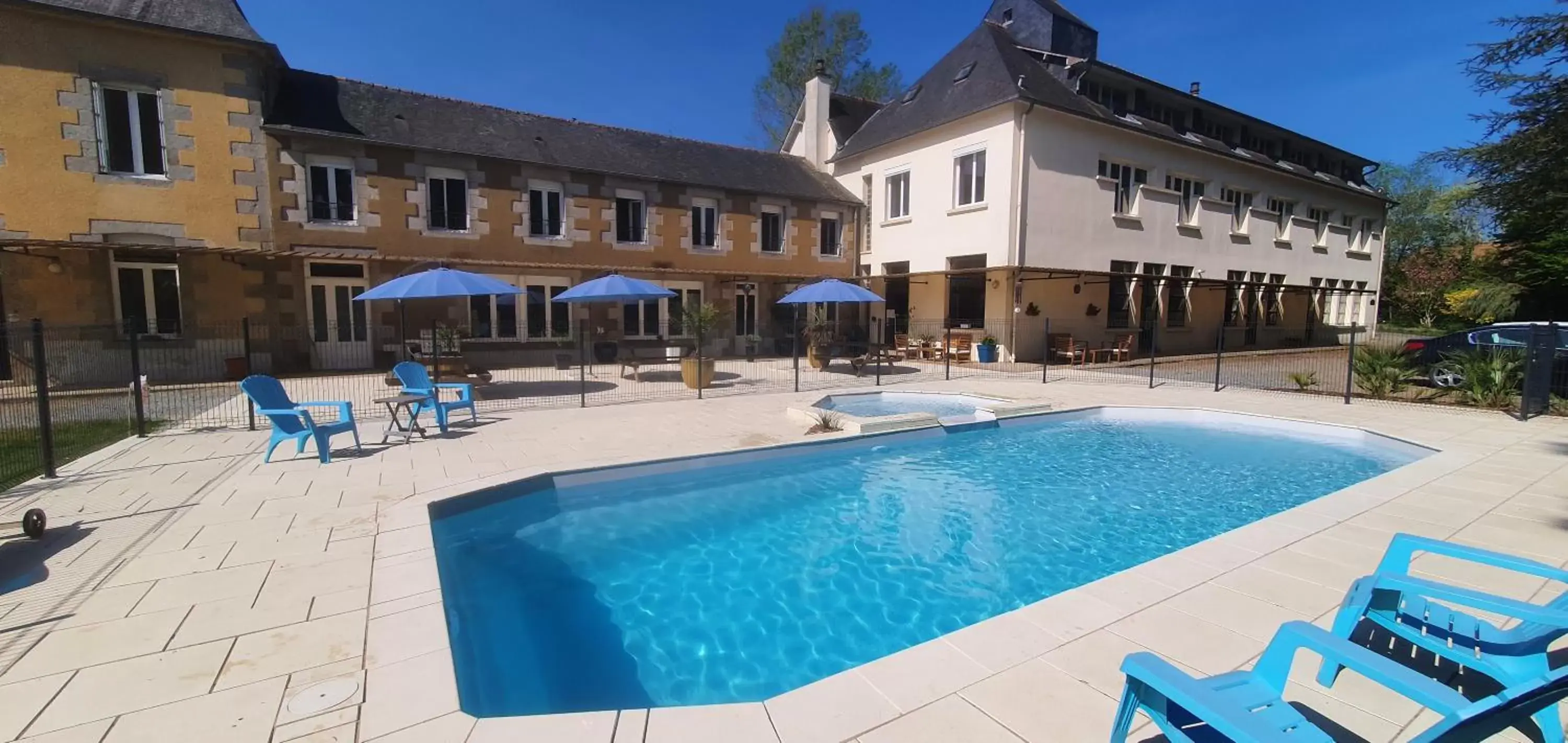 Swimming pool, Property Building in Cosy Er Lann Chambres d'Hôtes