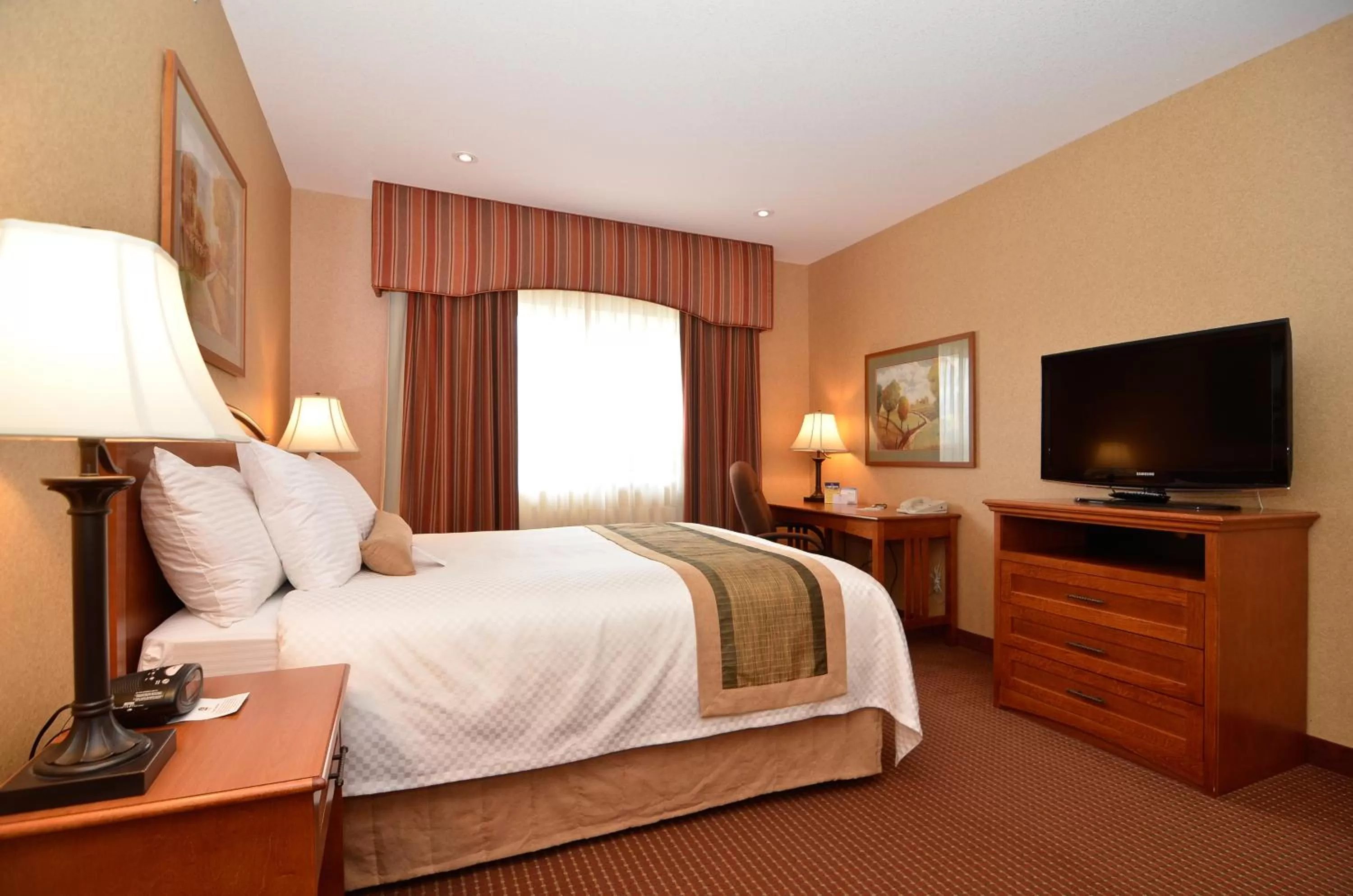 TV and multimedia, Bed in Days Inn by Wyndham Swift Current