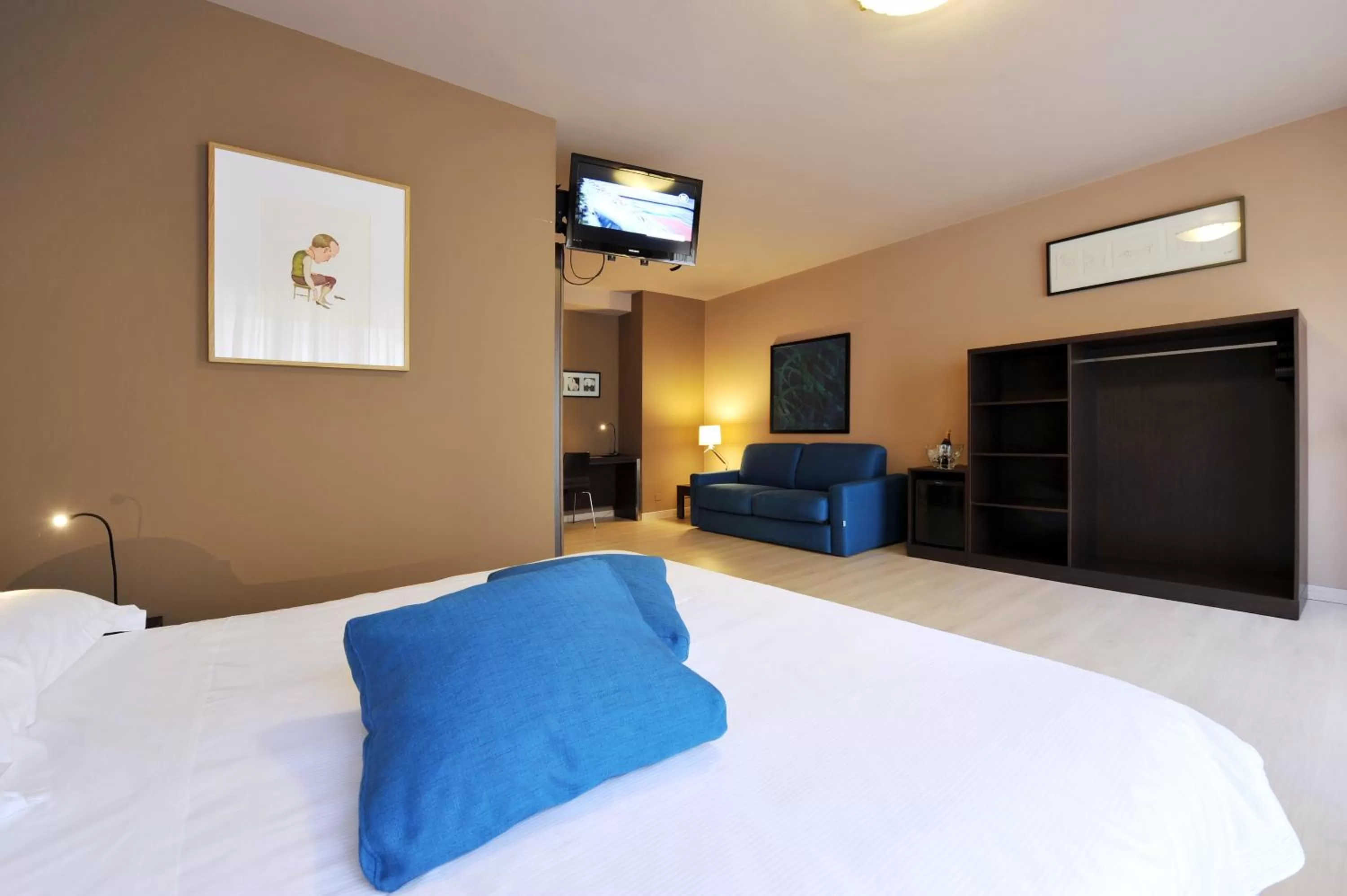 Photo of the whole room, Bed in M14 Hotel & Spa