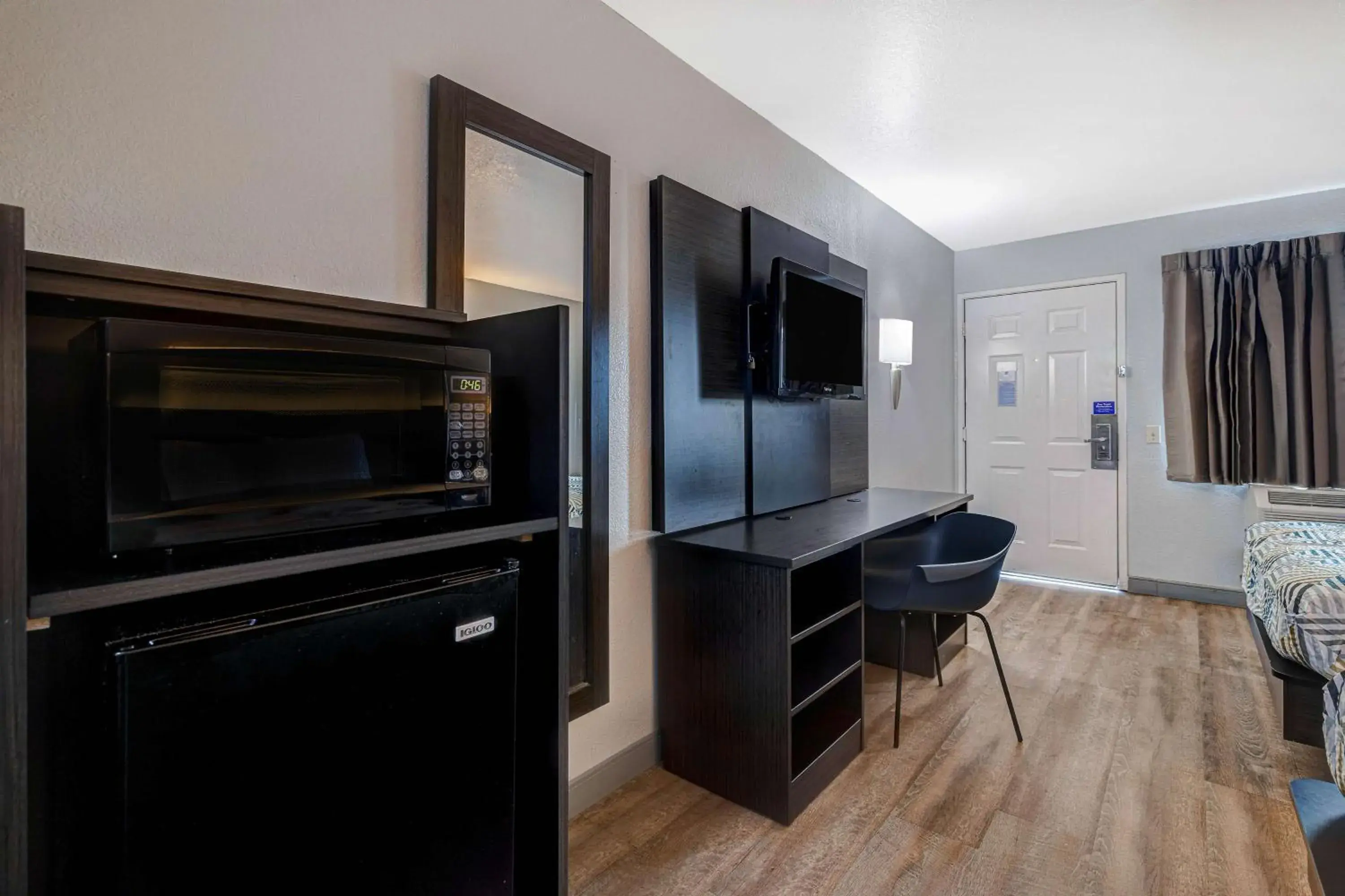 Photo of the whole room, TV/Entertainment Center in Motel 6 Buttonwillow, CA Central