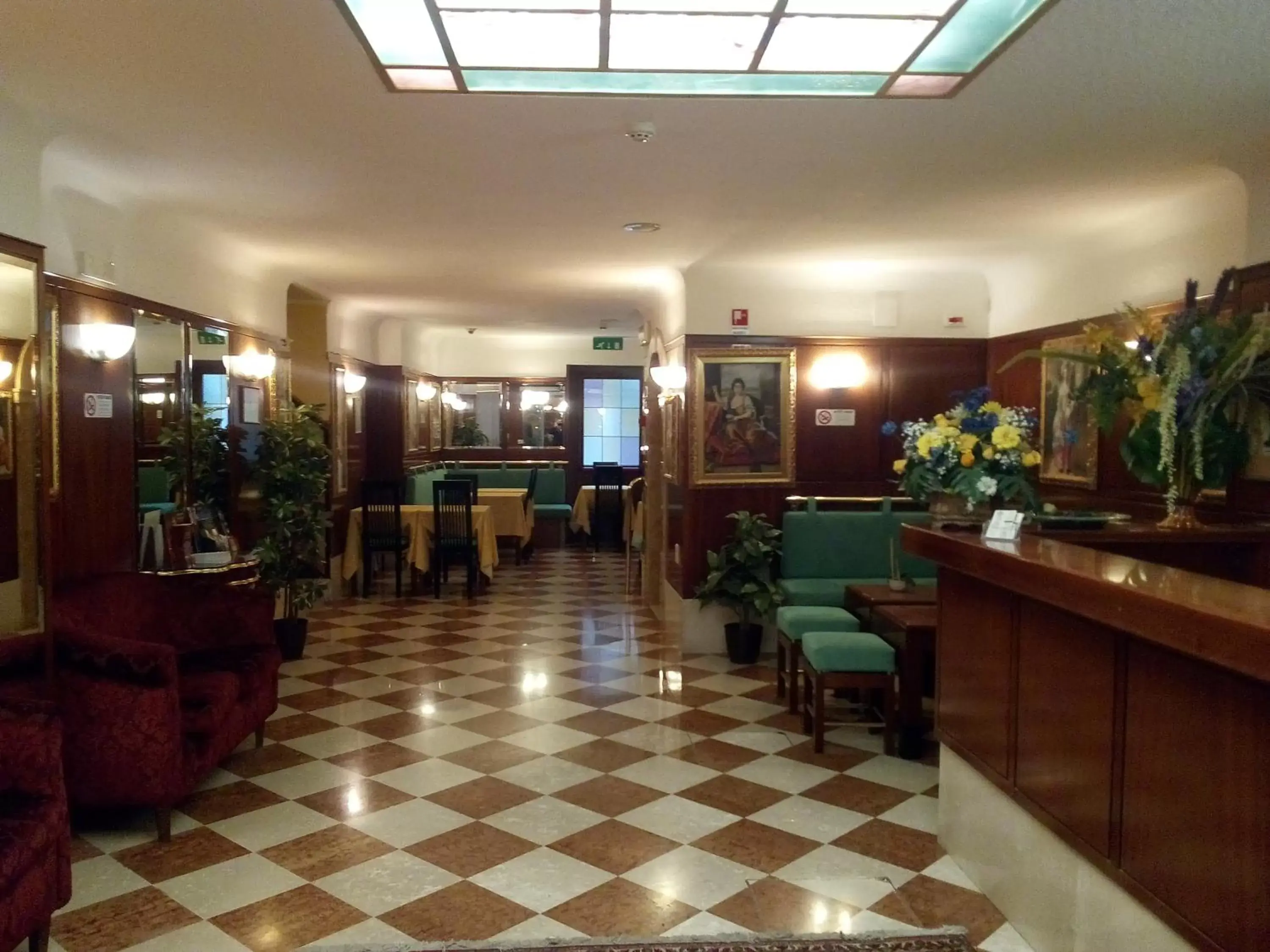 Lobby or reception, Restaurant/Places to Eat in Hotel Diana