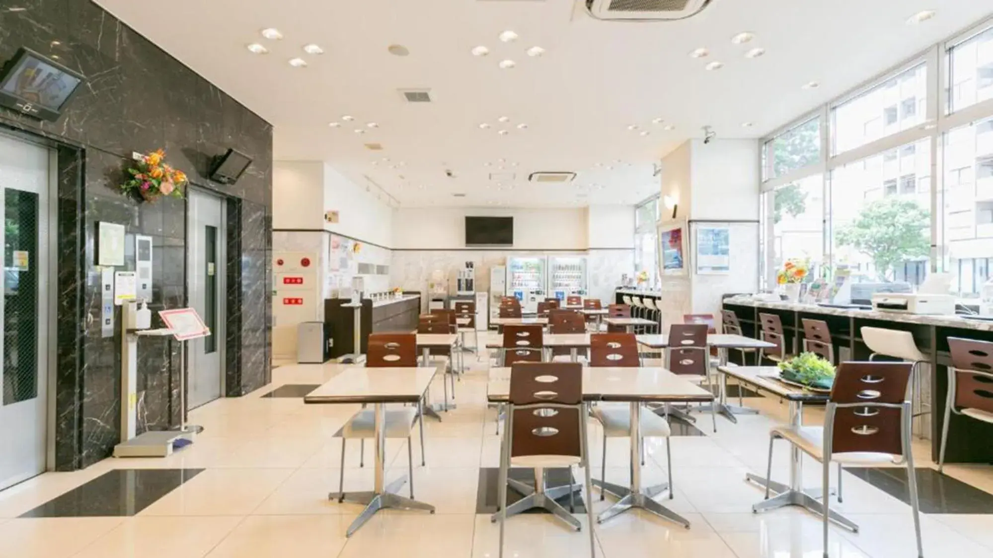 Lobby or reception, Restaurant/Places to Eat in Toyoko Inn Yokohama Stadium Mae No 1