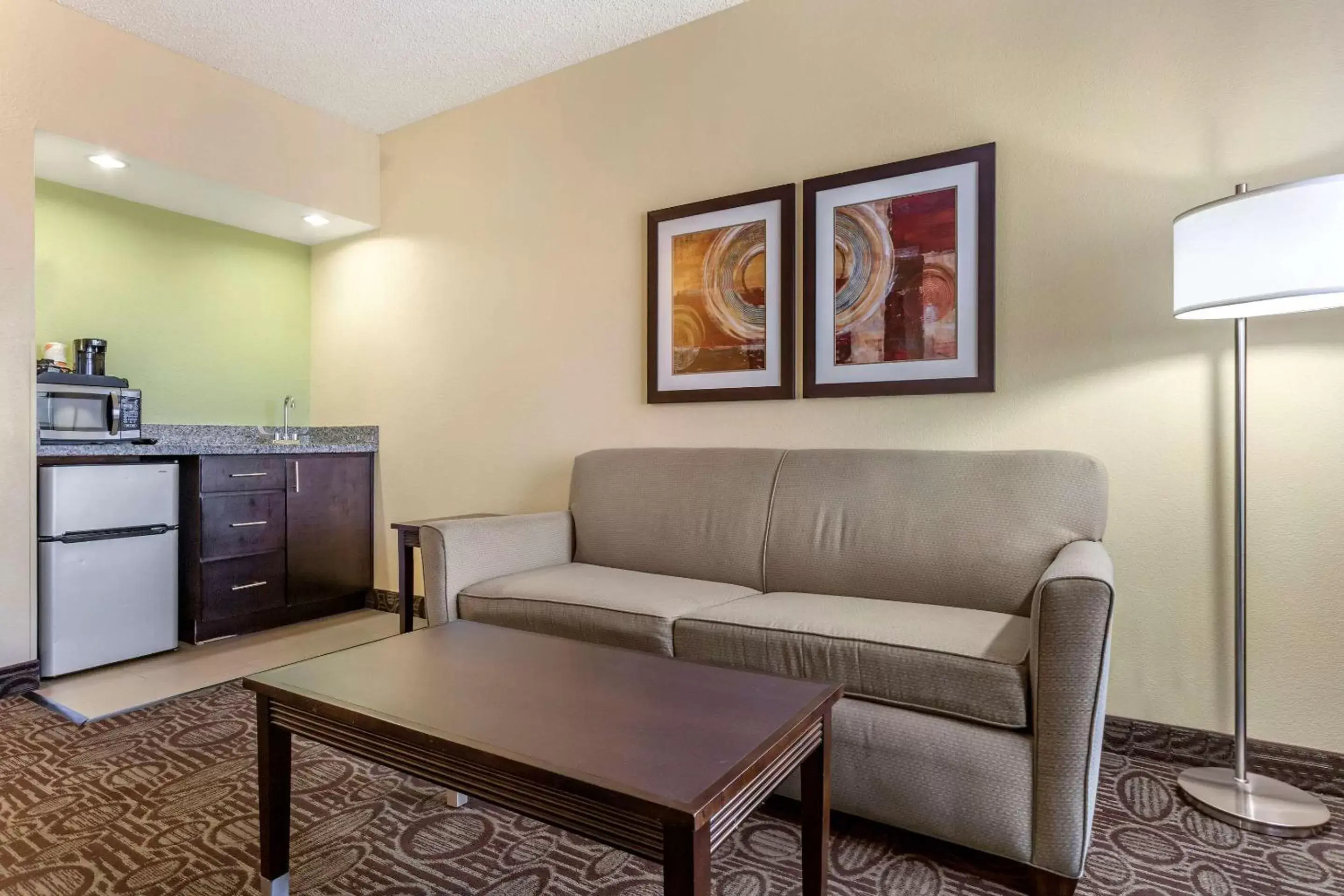 Photo of the whole room, Seating Area in Comfort Inn Chandler - Phoenix South I-10