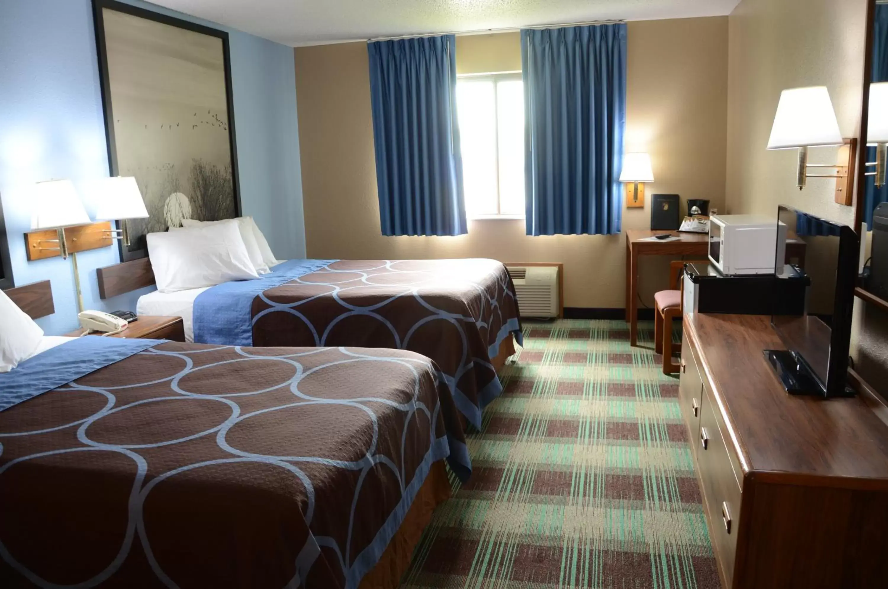 Photo of the whole room, Bed in Super 8 by Wyndham Centerville