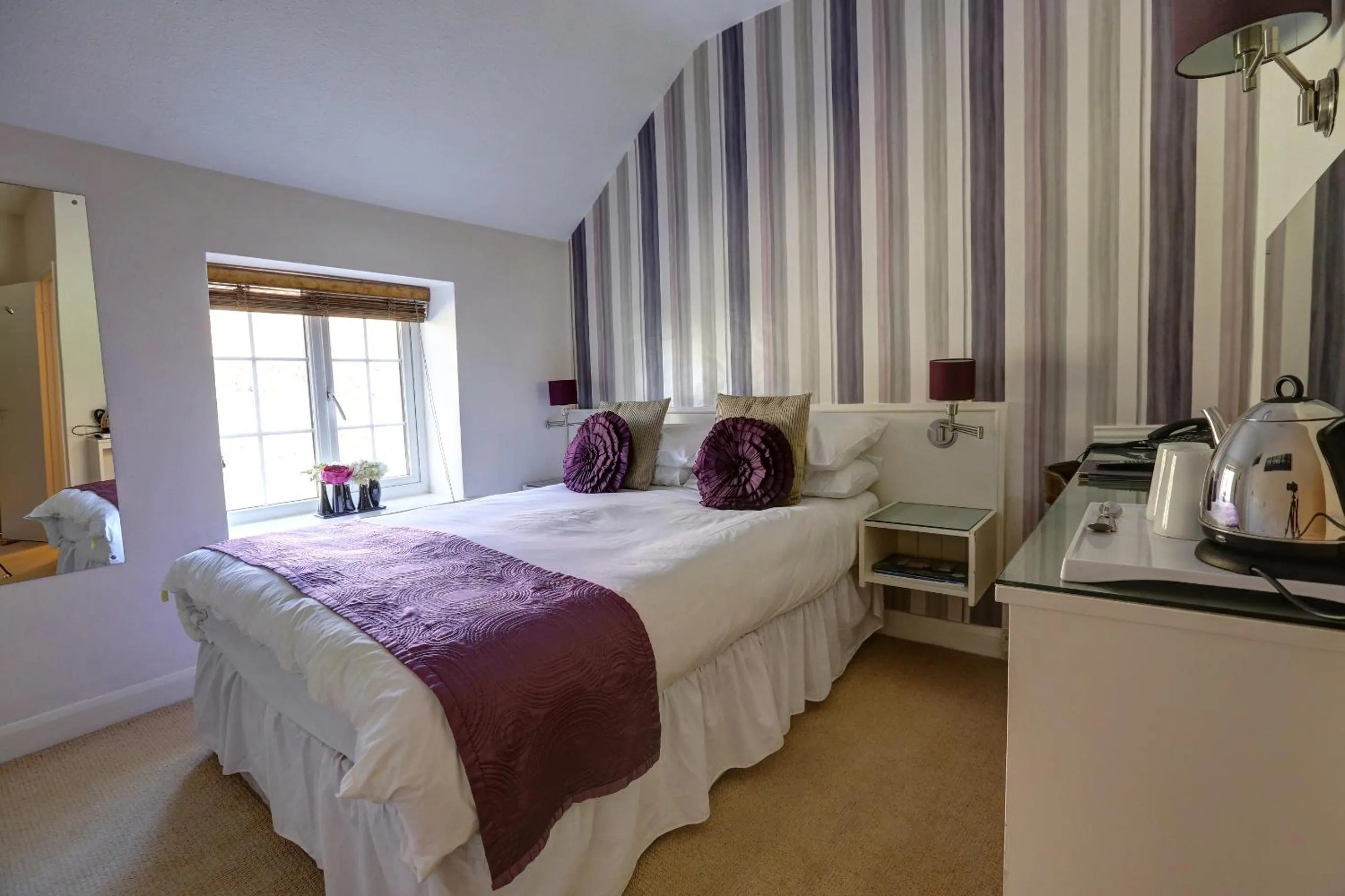 Photo of the whole room, Bed in Manor Court Hotel