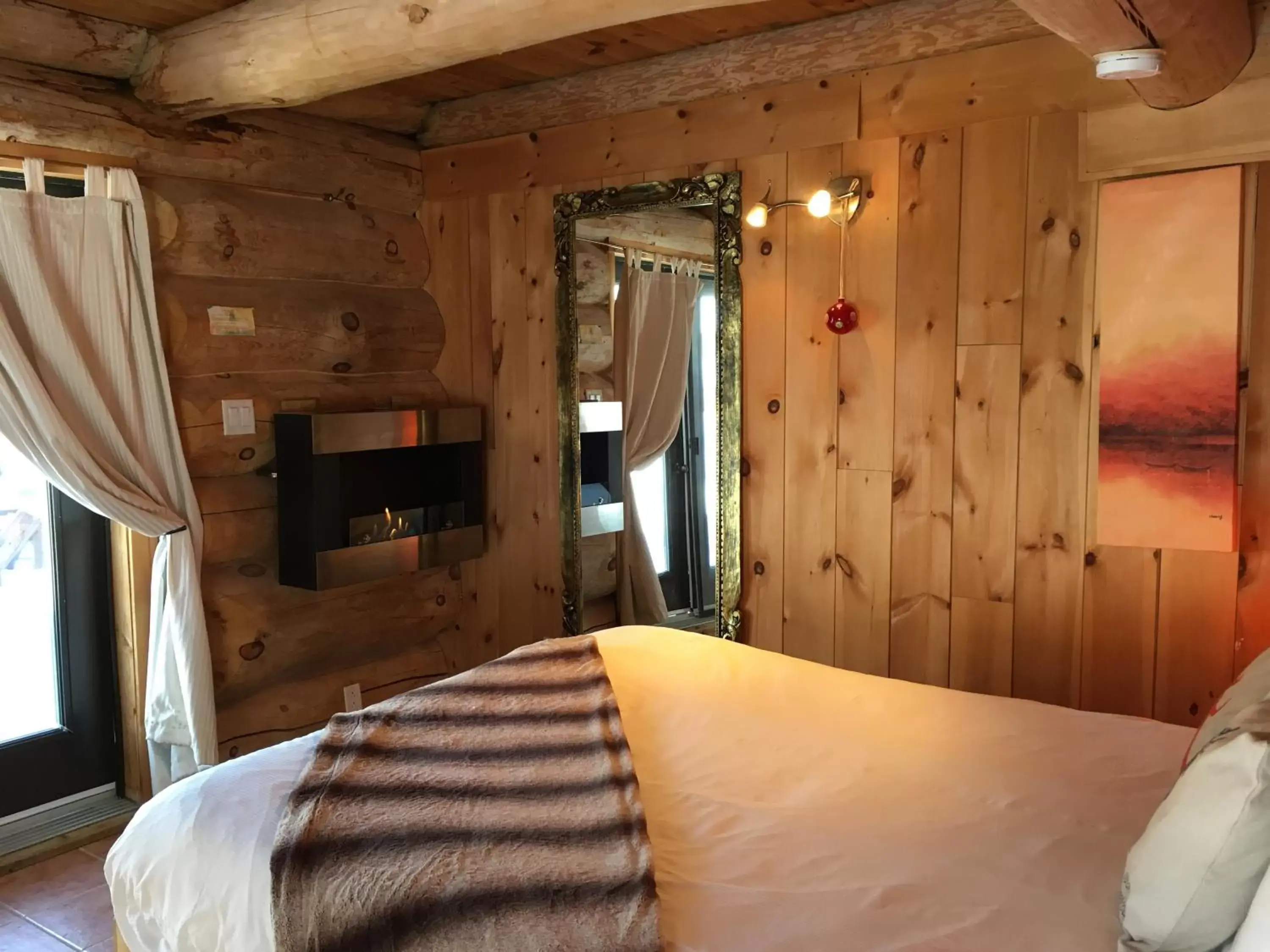 Bed in Auberge Couleurs de France