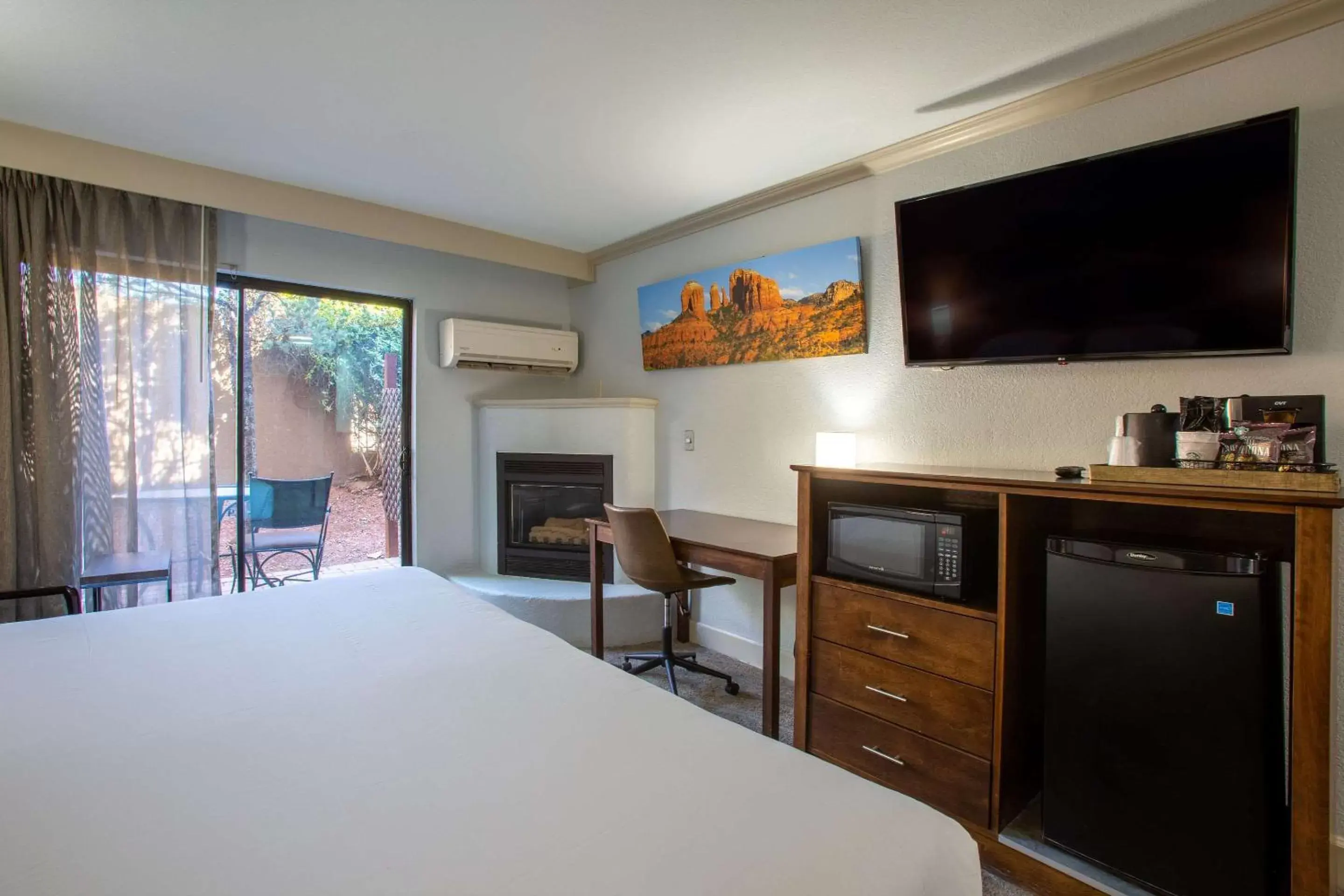 Bedroom, TV/Entertainment Center in Arroyo Pinion Hotel, Ascend Hotel Collection