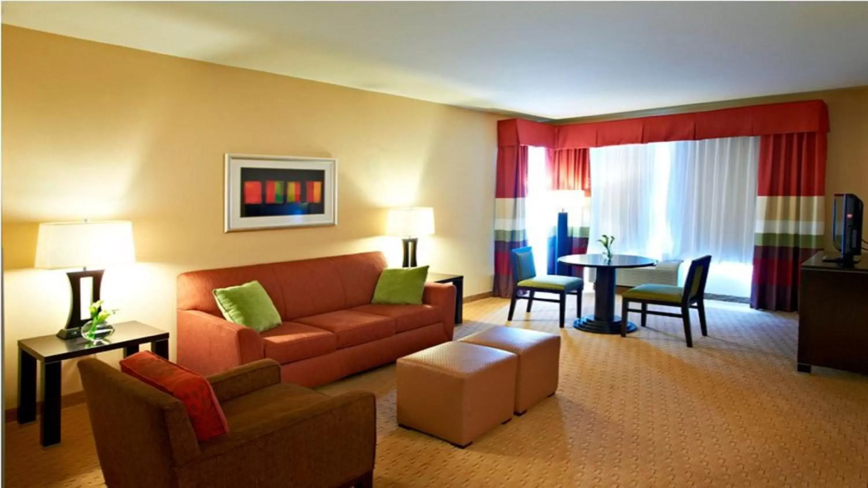 Photo of the whole room, Seating Area in Holiday Inn Birmingham - Hoover, an IHG Hotel