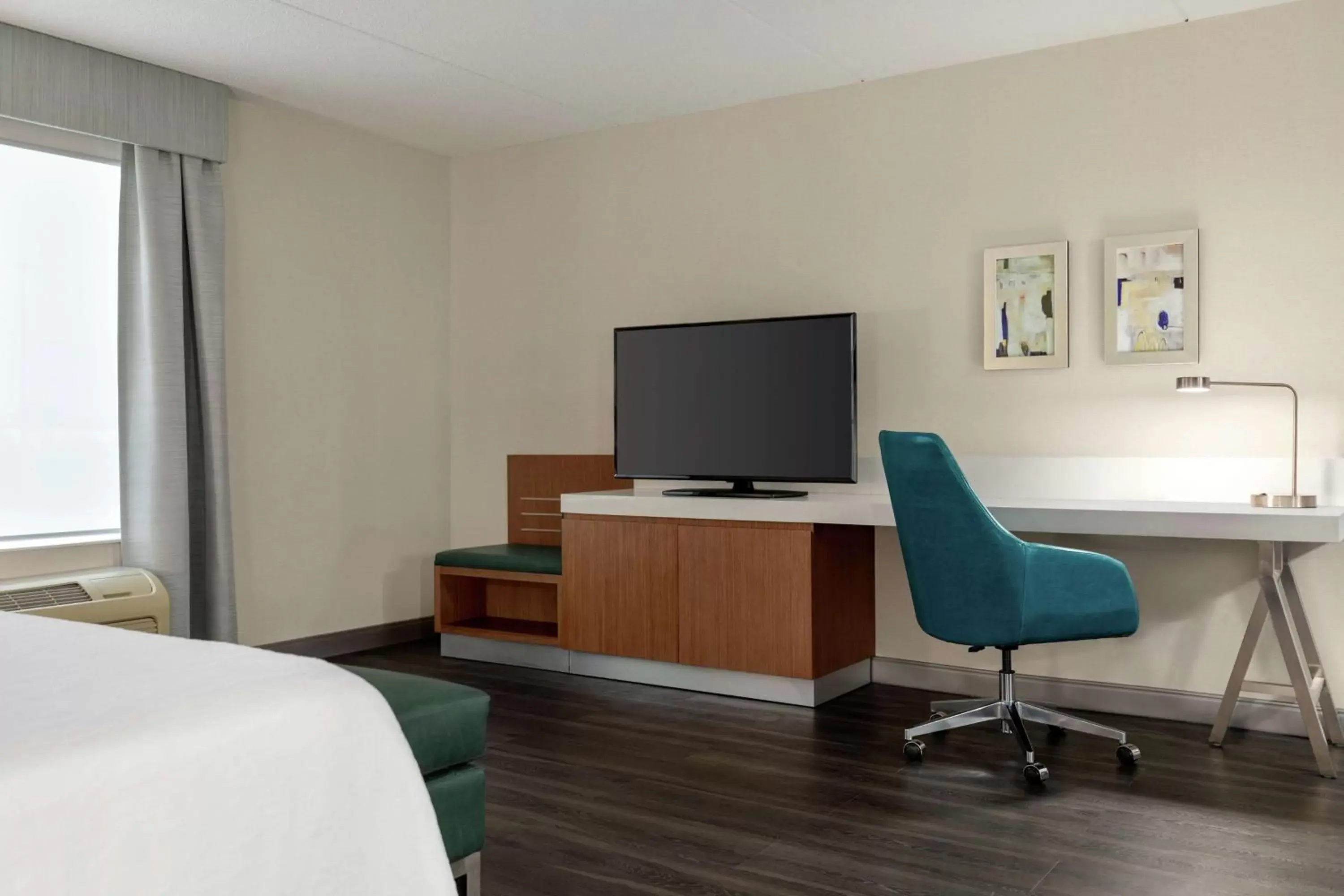 Bedroom, TV/Entertainment Center in Hilton Garden Inn Kitchener/Cambridge