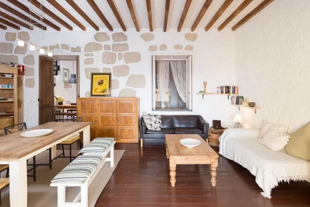 Communal lounge/ TV room, Lounge/Bar in Sansofi Guesthouse