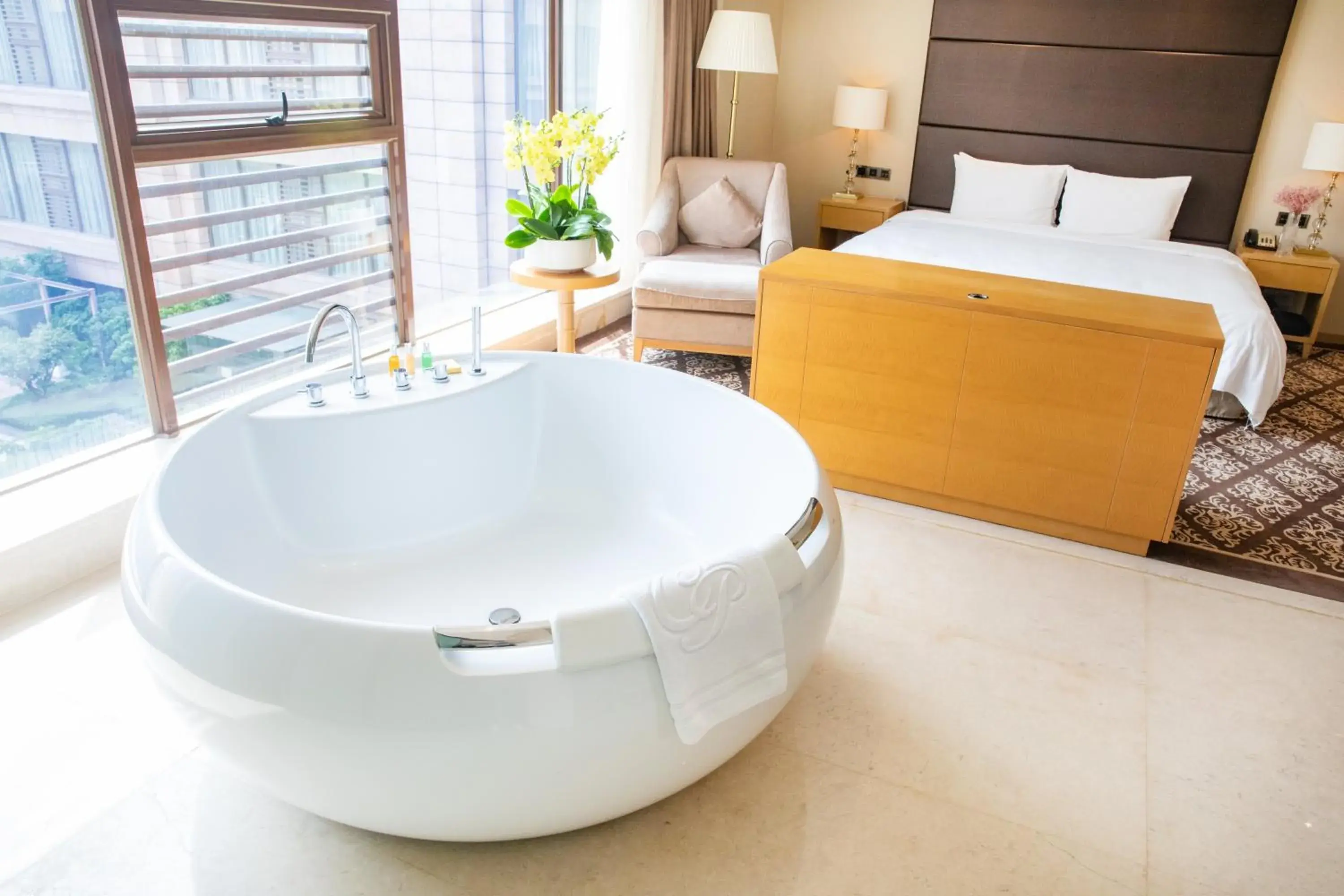 Photo of the whole room, Bathroom in Holiday Inn Foshan Nanhai Central, an IHG Hotel