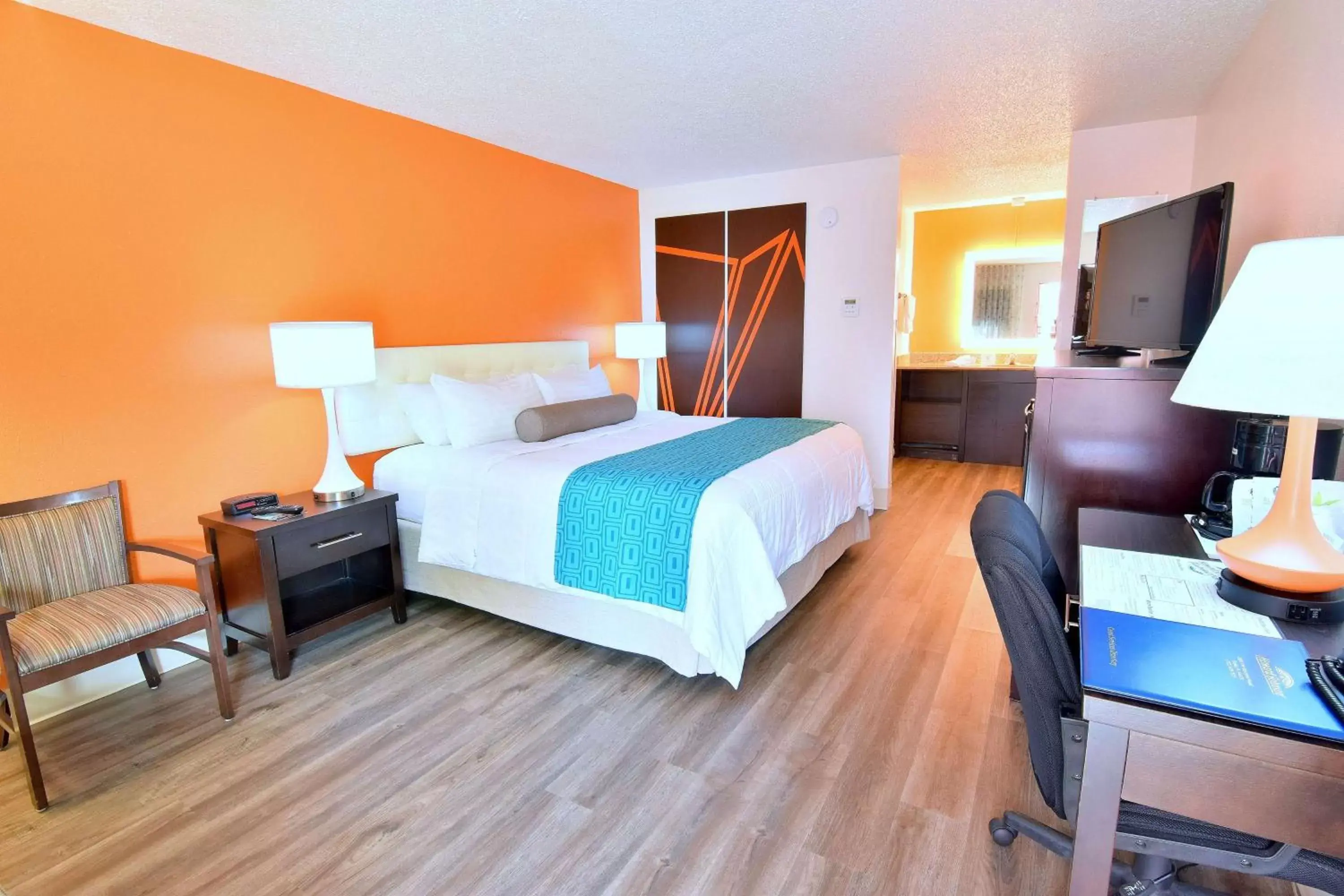 Photo of the whole room, Bed in Howard Johnson by Wyndham Ocala FL
